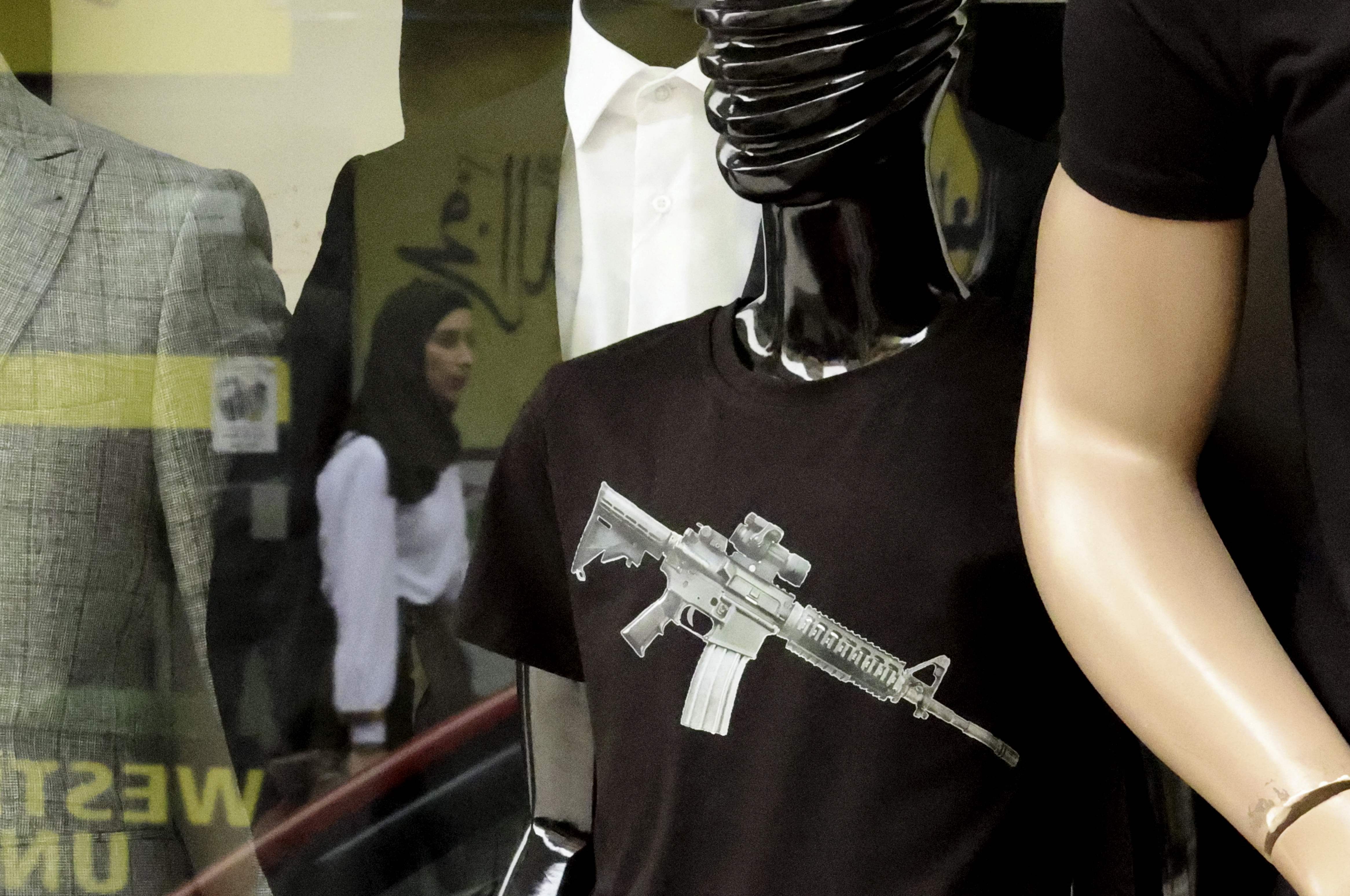 ال M16 أحد صيحات ملابس العيد في رام الله .. تصوير: "الفرنسية"
