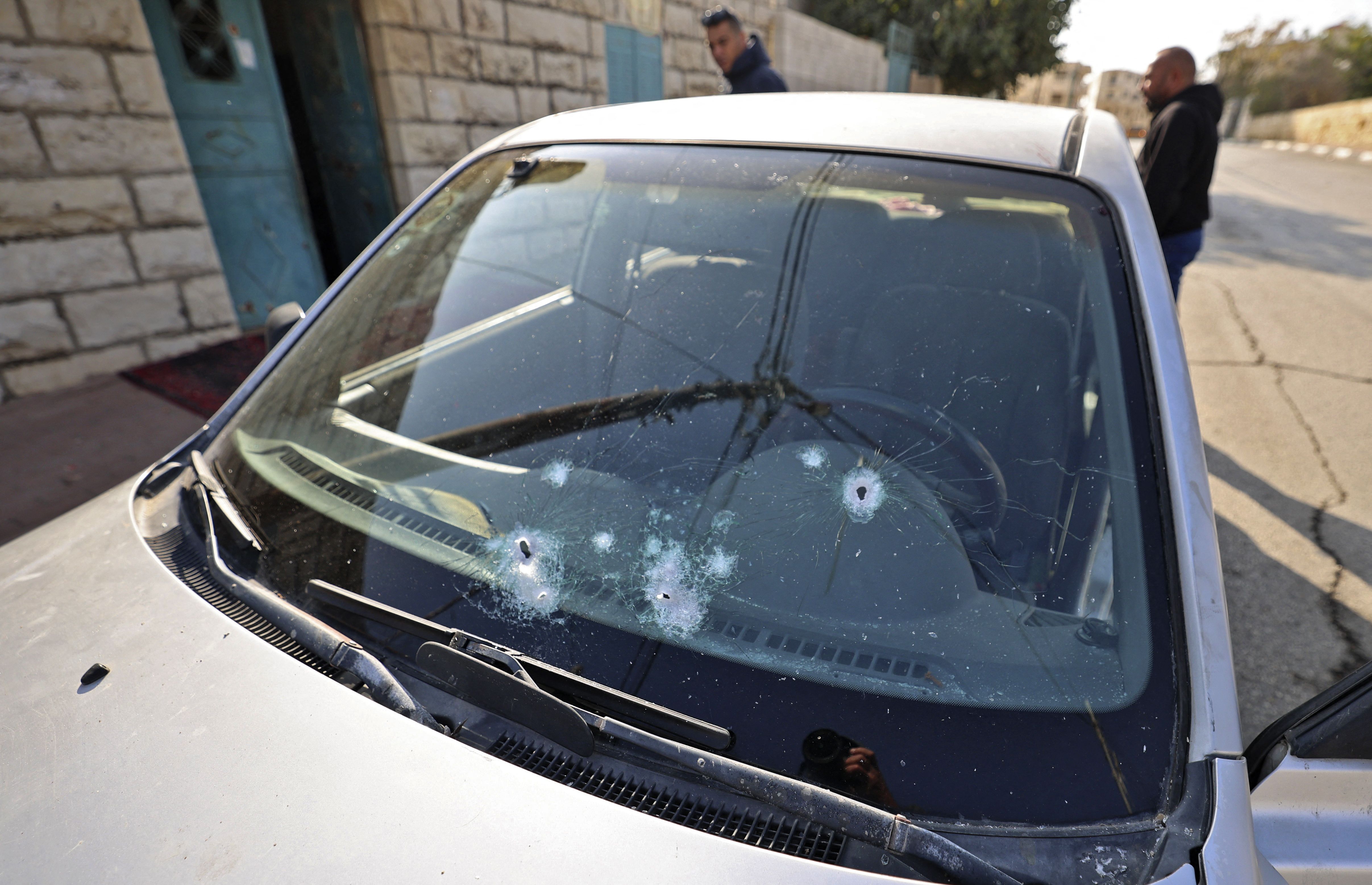 صور للسيارة والمكان الذي استشهدت فيه الشابة سناء الطل في بيتونيا غرب رام الله .. تصوير: "الفرنسية"