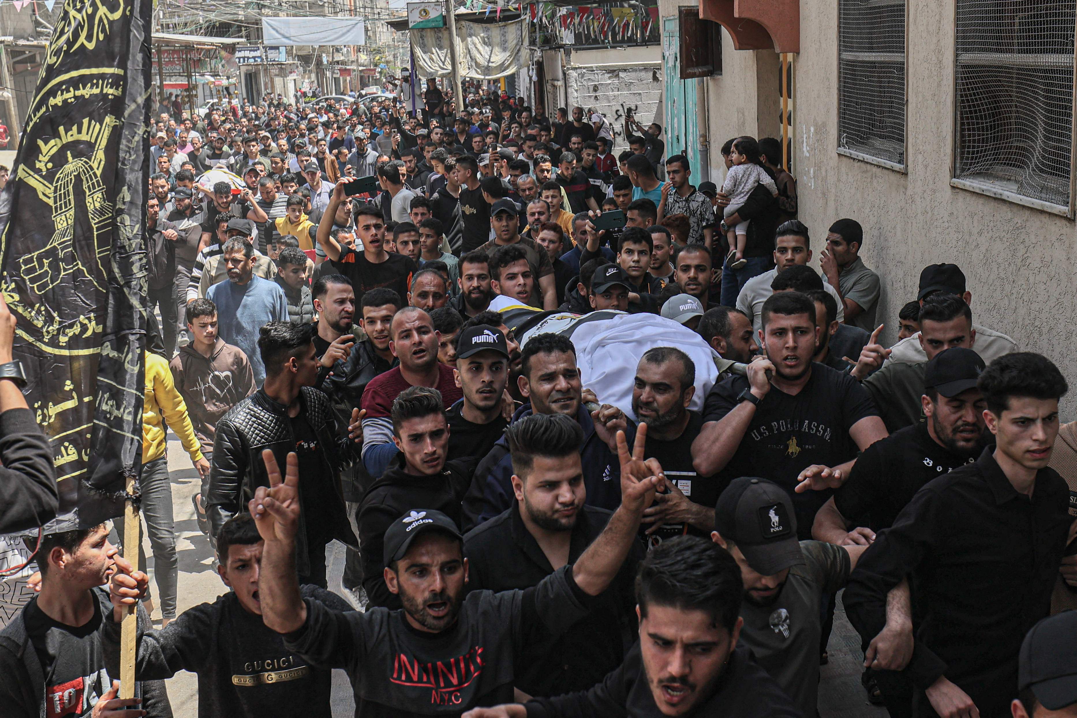 حزن يخيم على الفلسطينيين بغزة.. من تشييع شهداء خانيونس الذين تم اغتيالهم فجرًا .. تصوير: "الفرنسية"