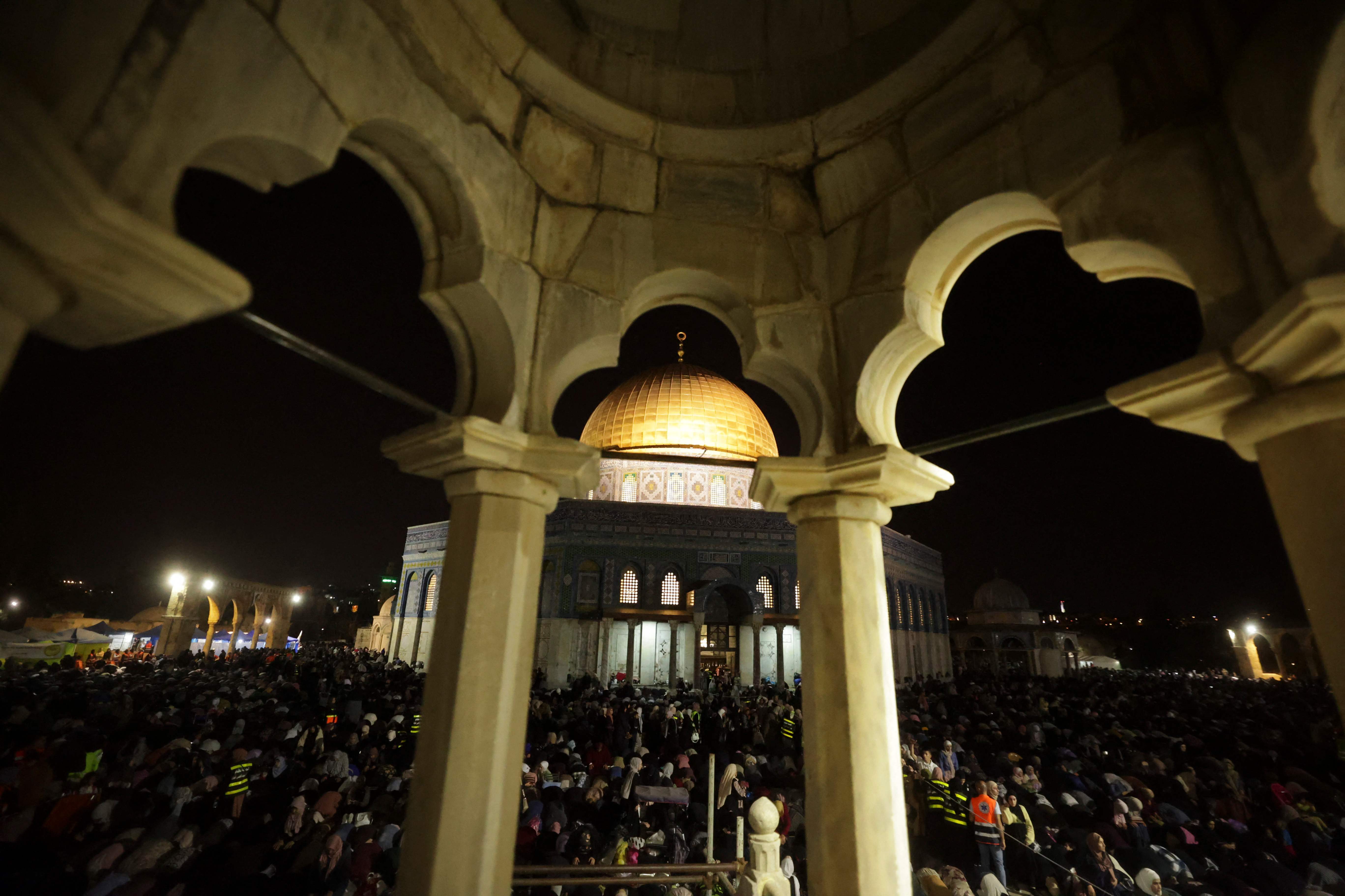 أكثر من ربع مليون فلسطيني يحيون ليلة القدس بالأقصى ..  تصوير: "الفرنسية"