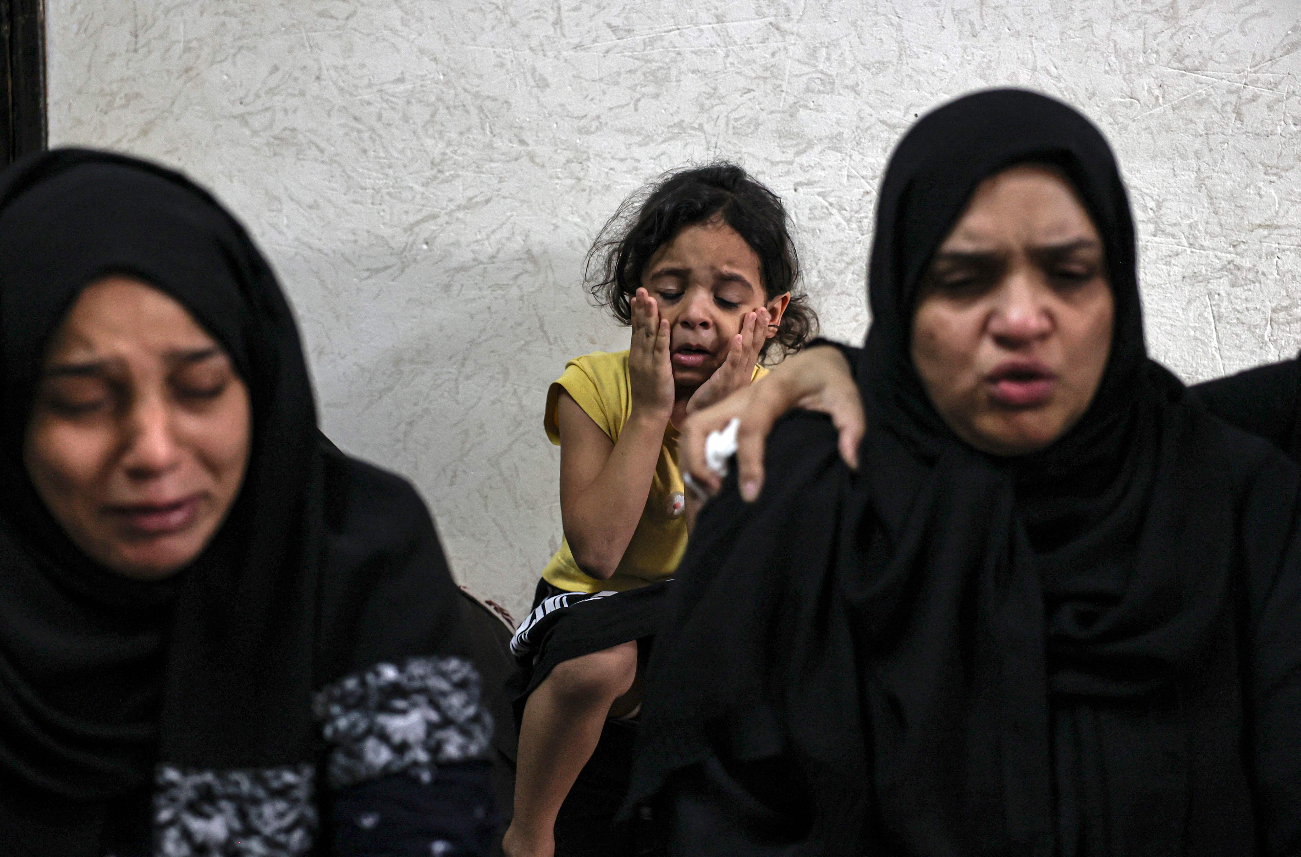تشييع حزين للشهيد أنس انشاصي في خانيونس جنوب قطاع غزة .. تصوير: "الفرنسية"