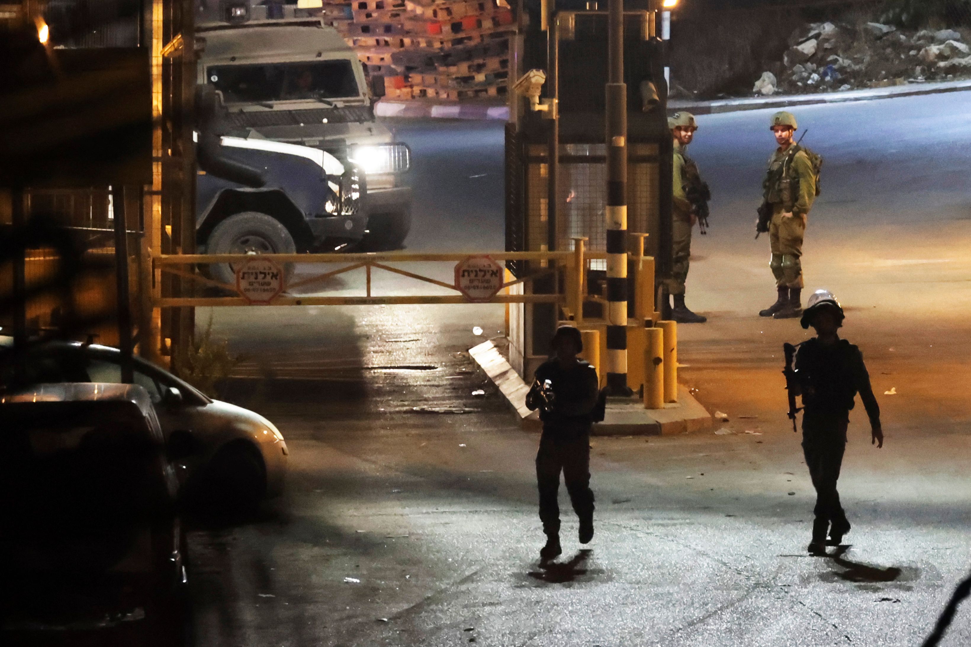 من مكان ومحيط العملية التي وقعت بالخليل .. تصوير: "الفرنسية"