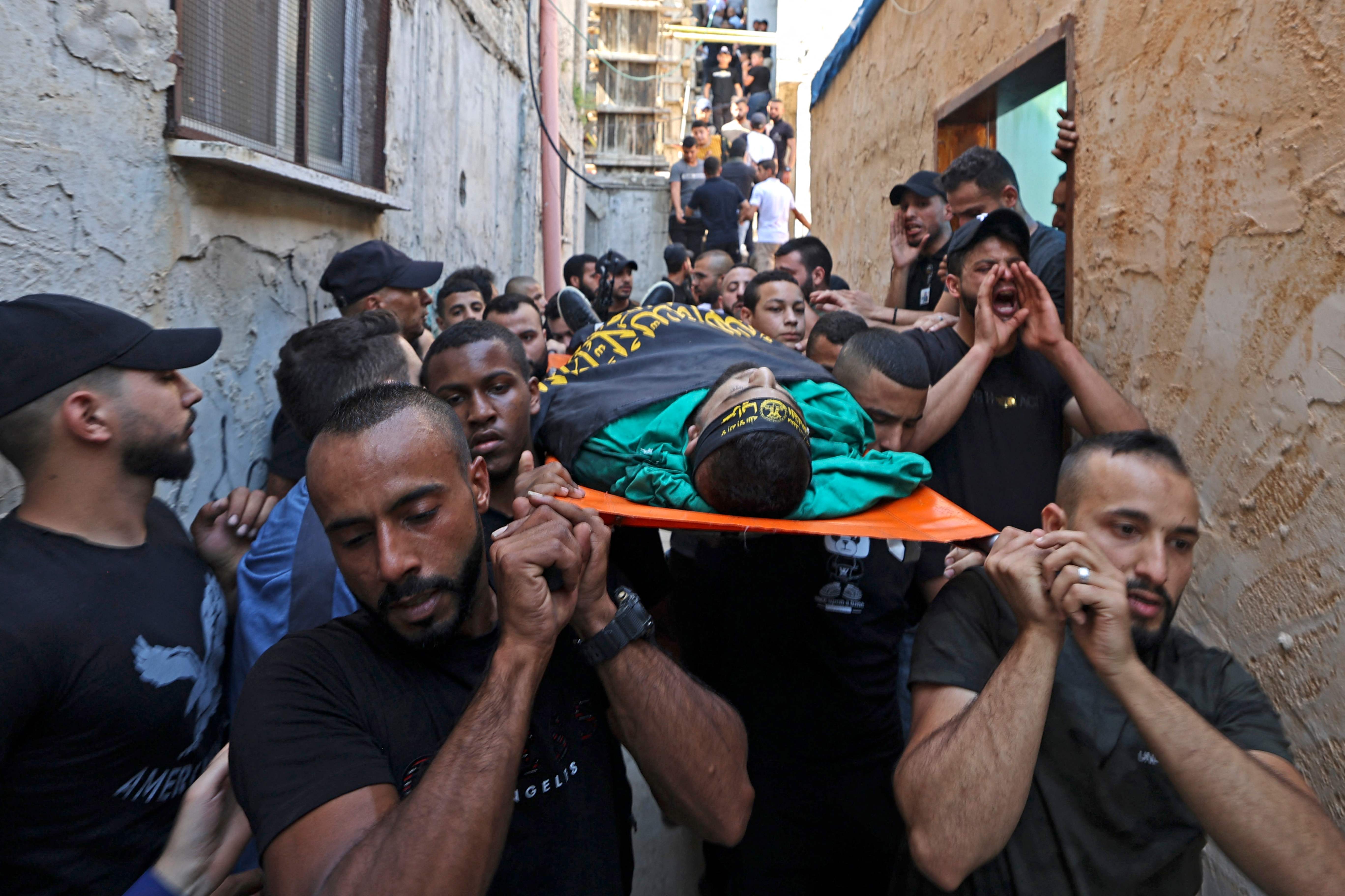 جماهير حاشدة تشييع الشهيد محمد مرعي في جنين .. تصوير: "الفرنسية"