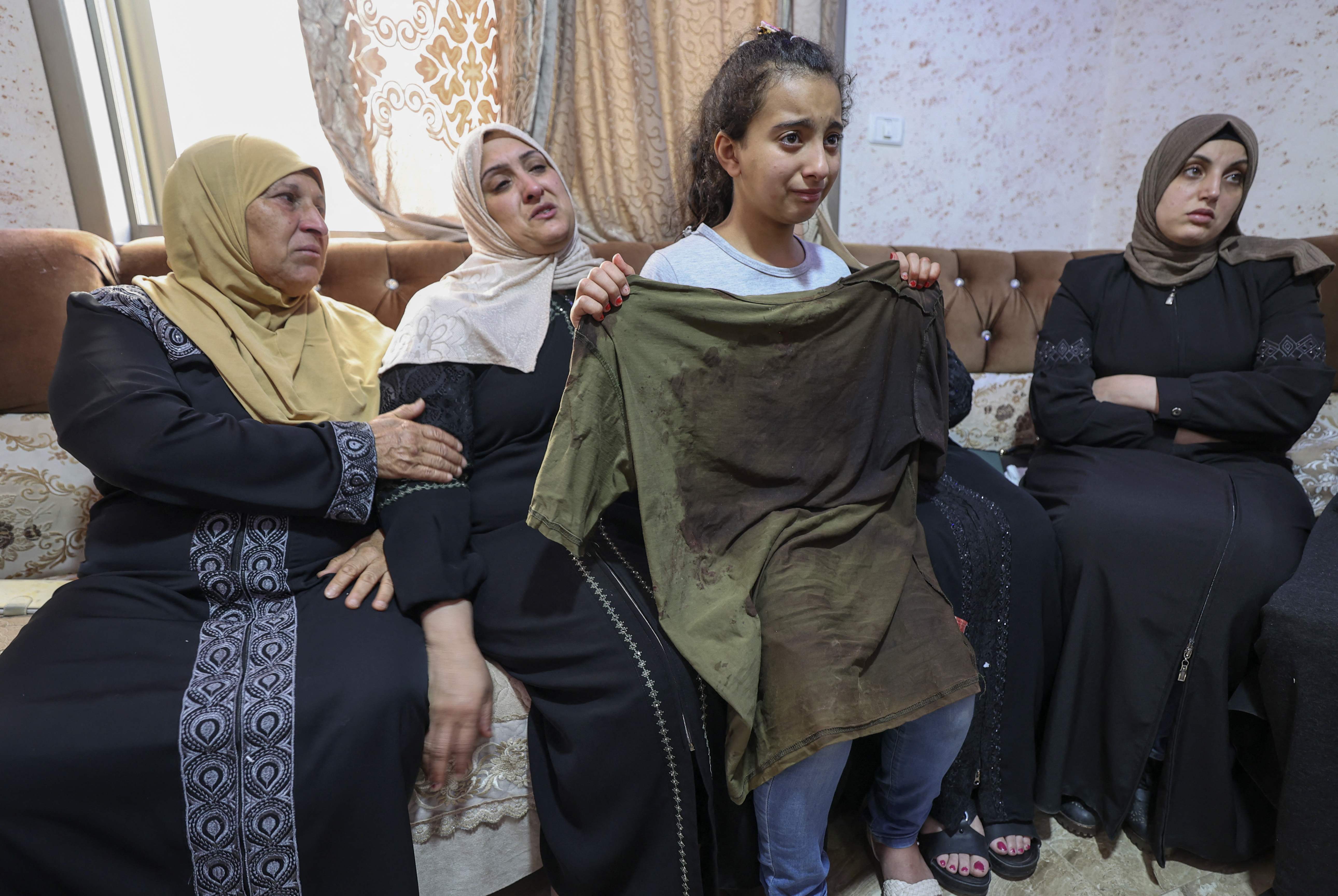 من منزل الشهيد محمد شحام الذي أعدمته قوات الاحتلال أمس في كفر عقب بالقدس المحتلة .. تصوير: "الفرنسية"