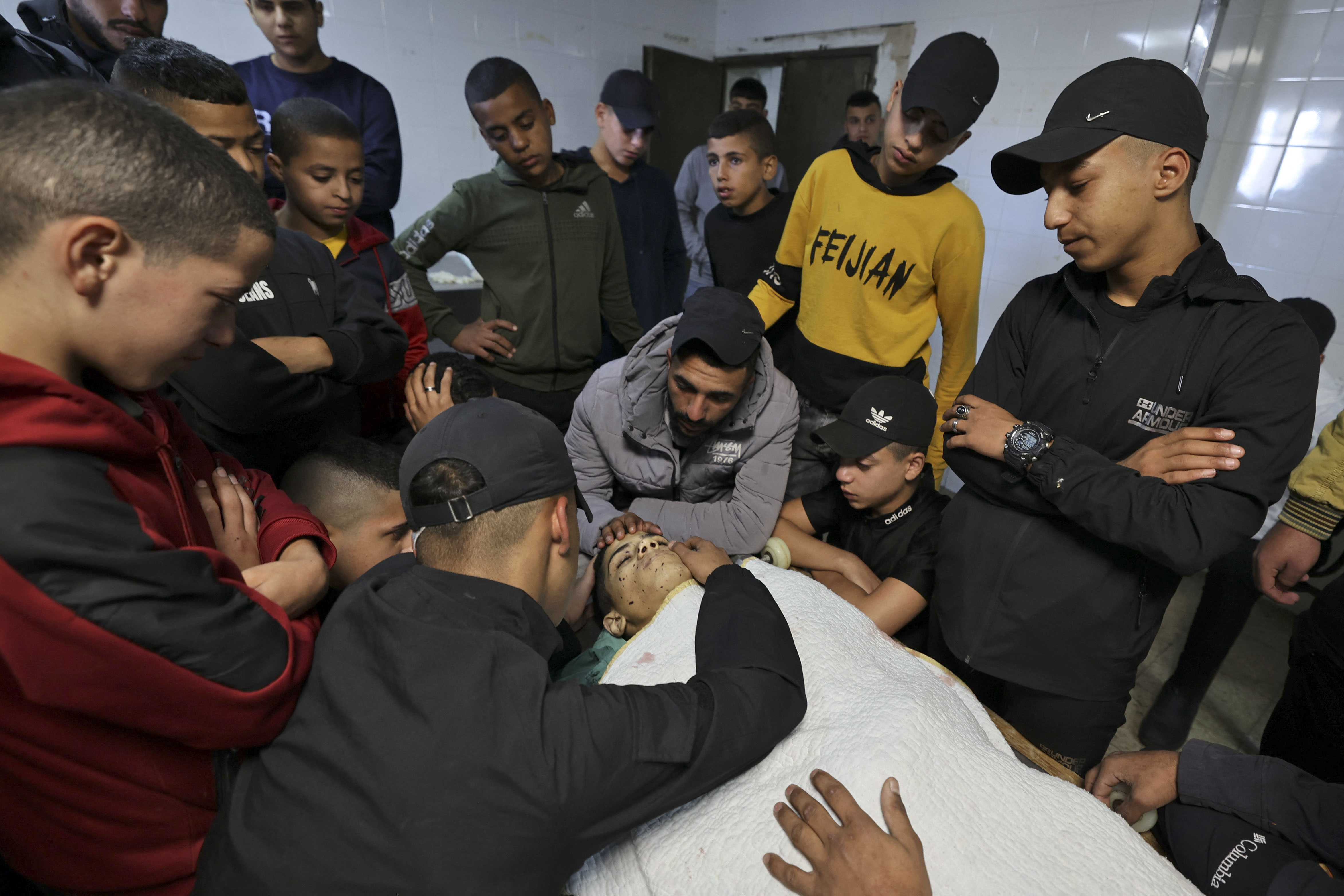 من وداع ومكان استشهاد الفتى مهدي حشاش في بلاطة شرق نابلس .. تصوير: "الفرنسية"