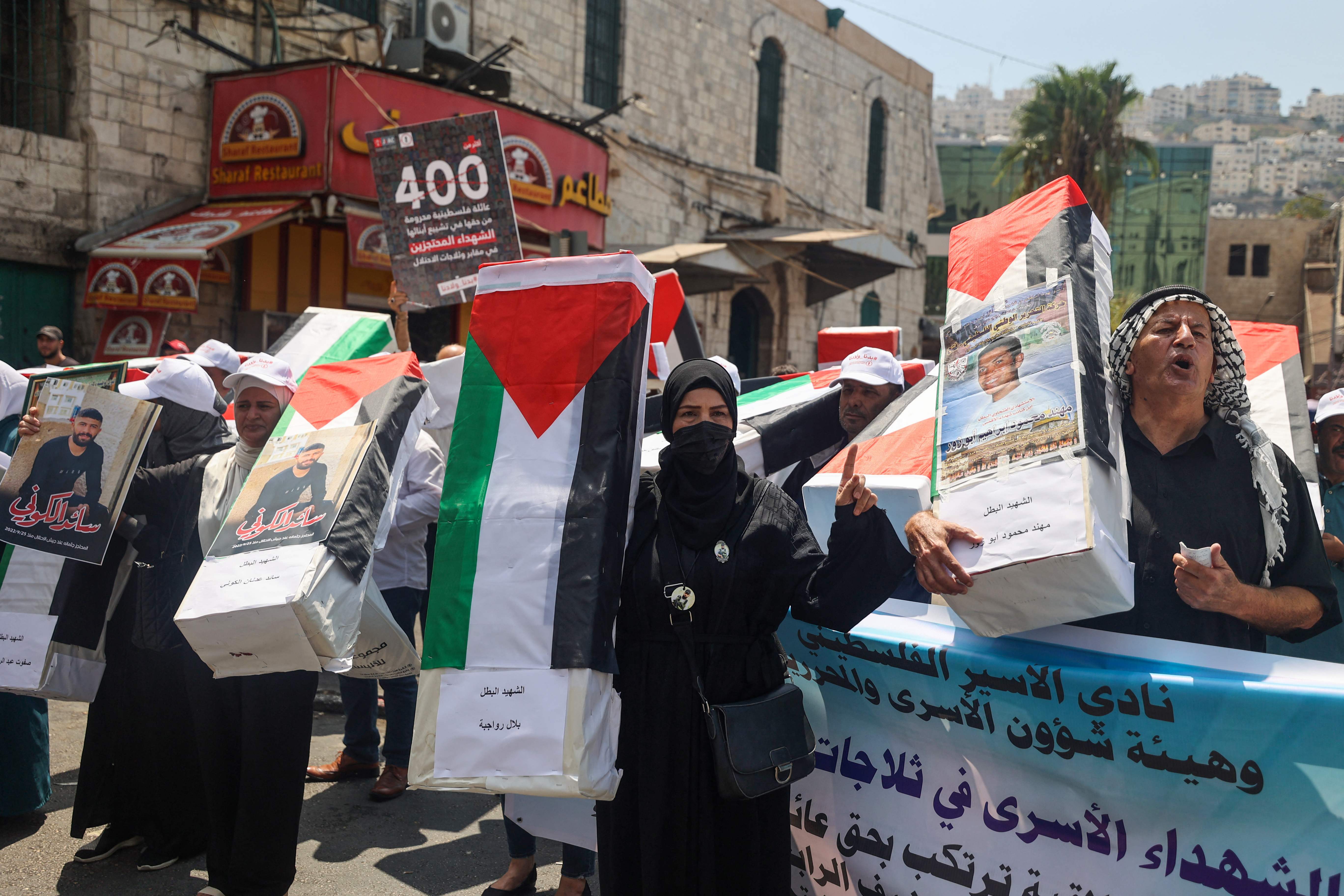 فلسطينيون يشاركون في حملة للمطالبة باسترداد جثامين الشهداء المحتجزة من قبل الاحتلال .. تصوير: "الفرنسية"