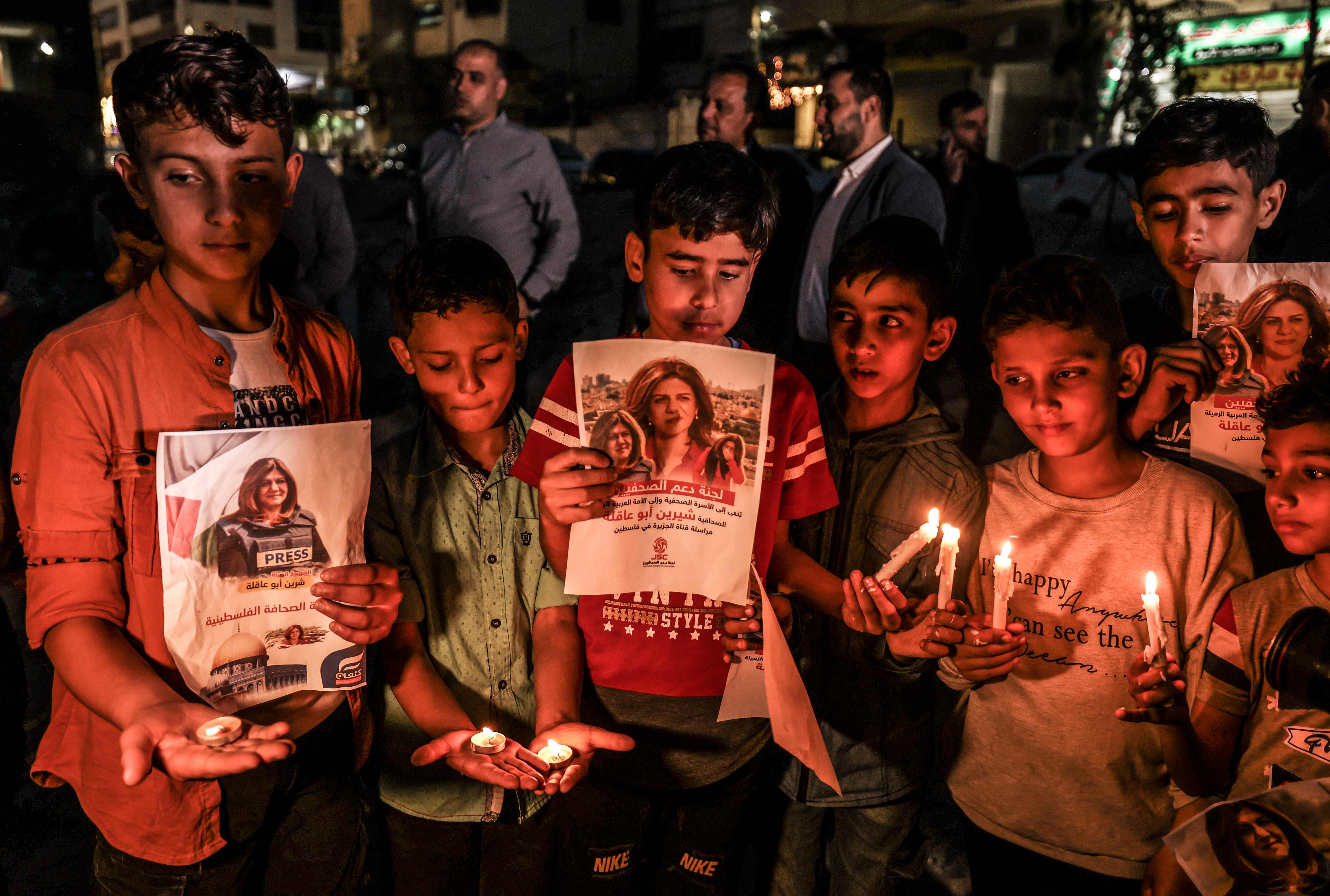 استمرار الوقفات في المحافظات الفلسطينية تنديدًا بجريمة اغتيال الزميلة شيرين أبو عاقلة .. تصوير: "الفرنسية"