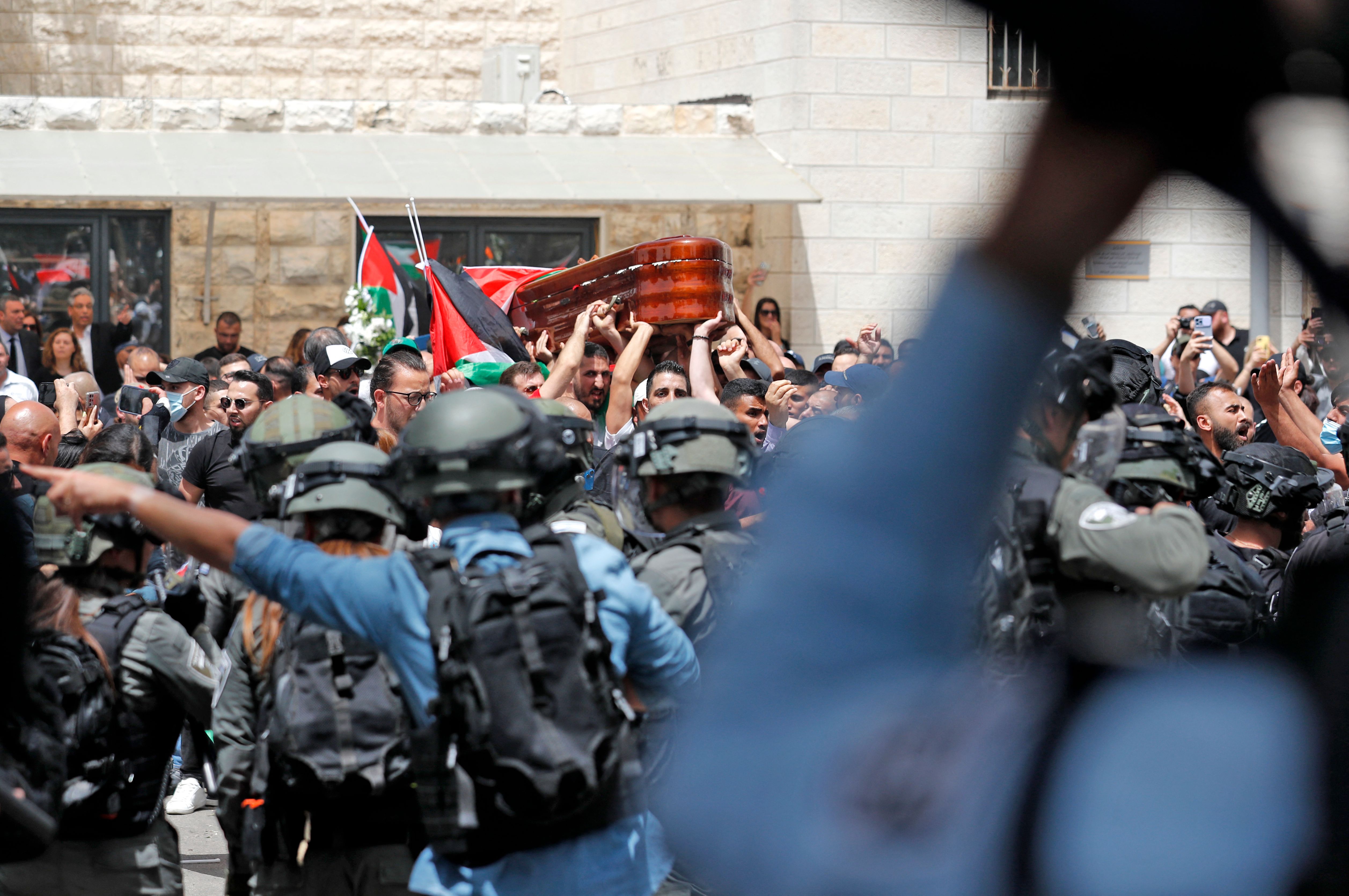 الاحتلال يهاجم المشاركين في تشييع جثمان الزميلة أبو عاقلة في القدس .. تصوير: "الفرنسية"