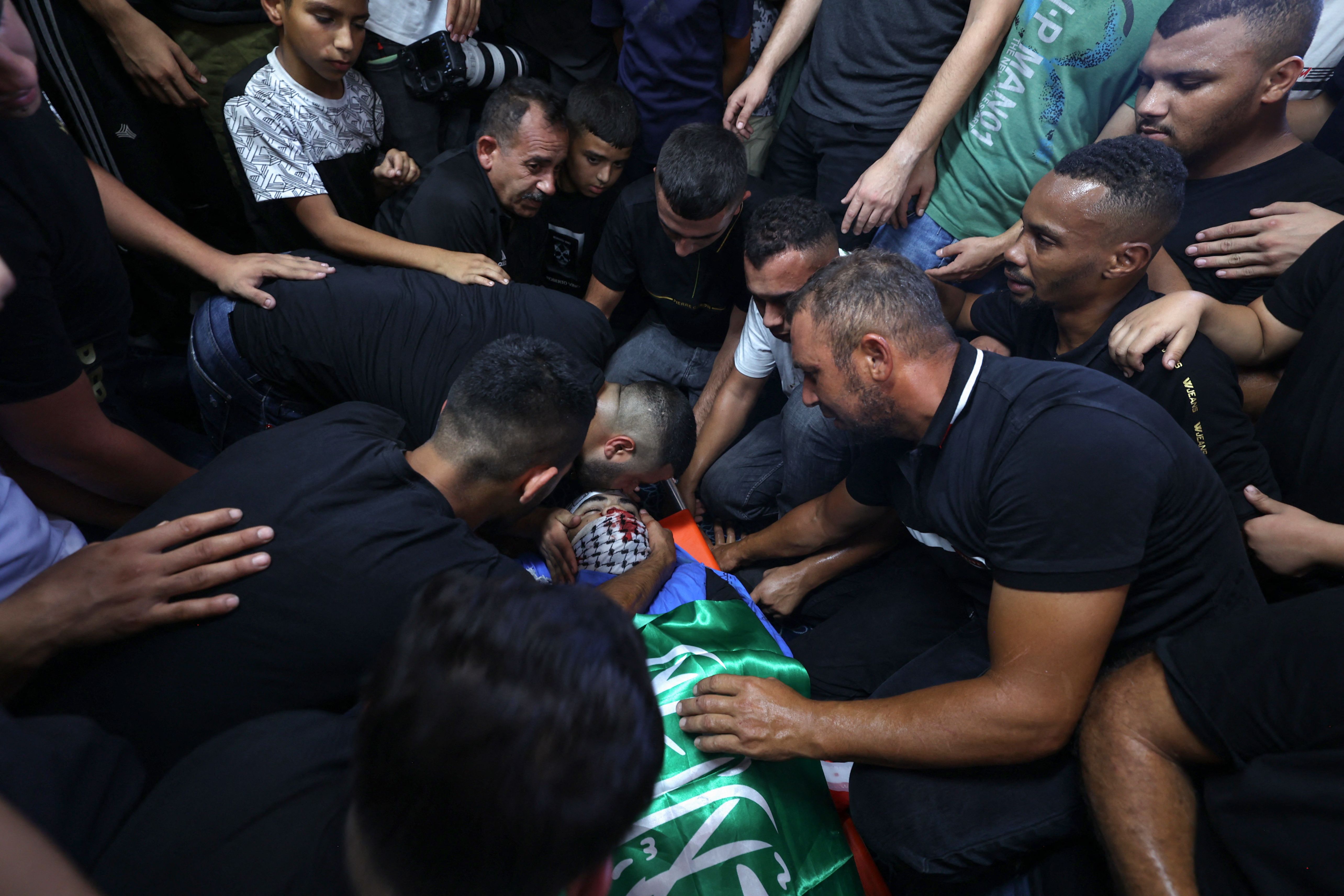 من تشييع الشهيدين أسيد أبو علي وعبدالرحمن أبو دغش من طولكرم .. تصوير: "الفرنسية"