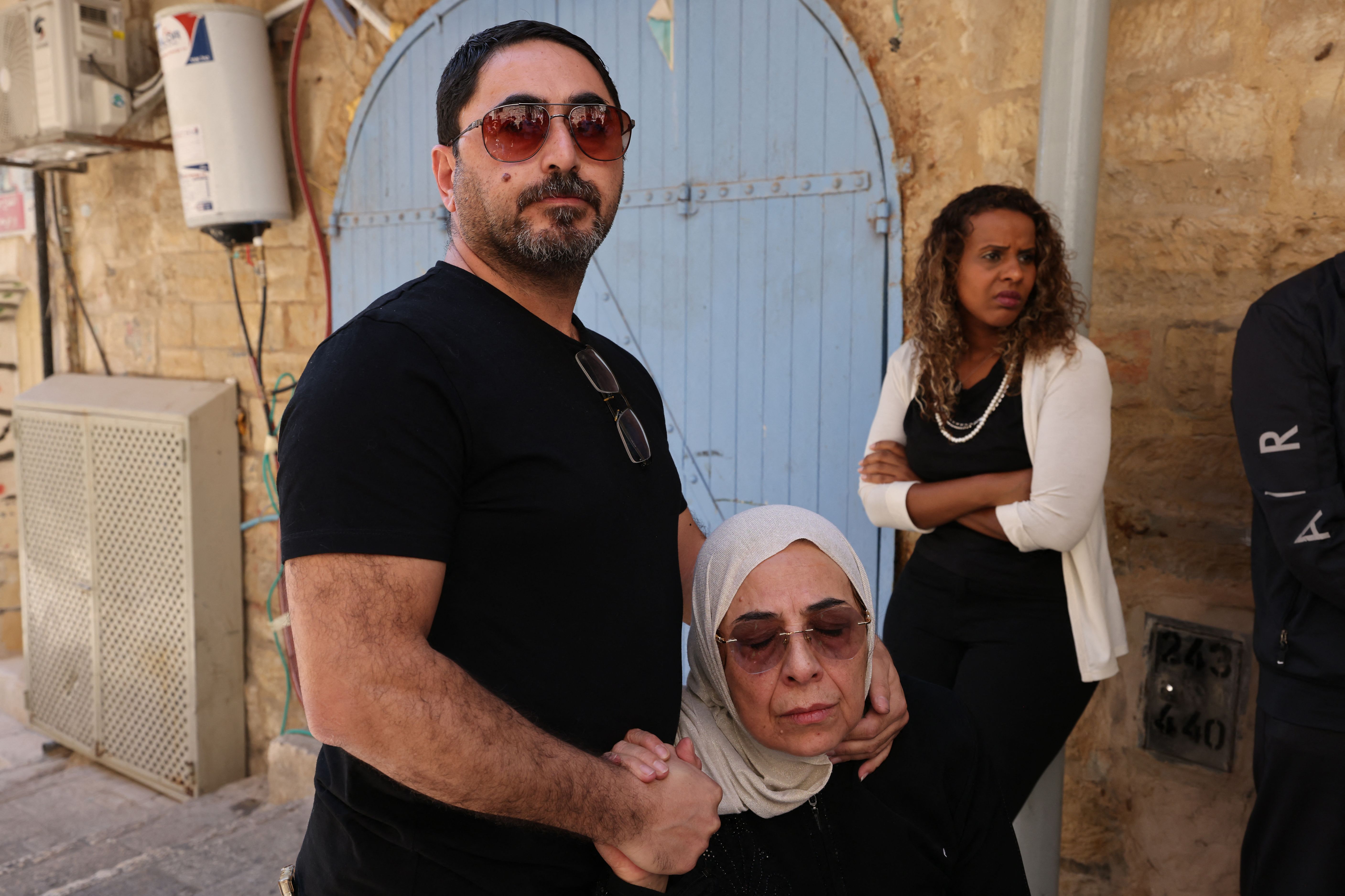حسرة عائلة صب لبن في القدس المحتلة بعد استيلاء المستوطنين عليه .. تصوير: "الفرنسية"