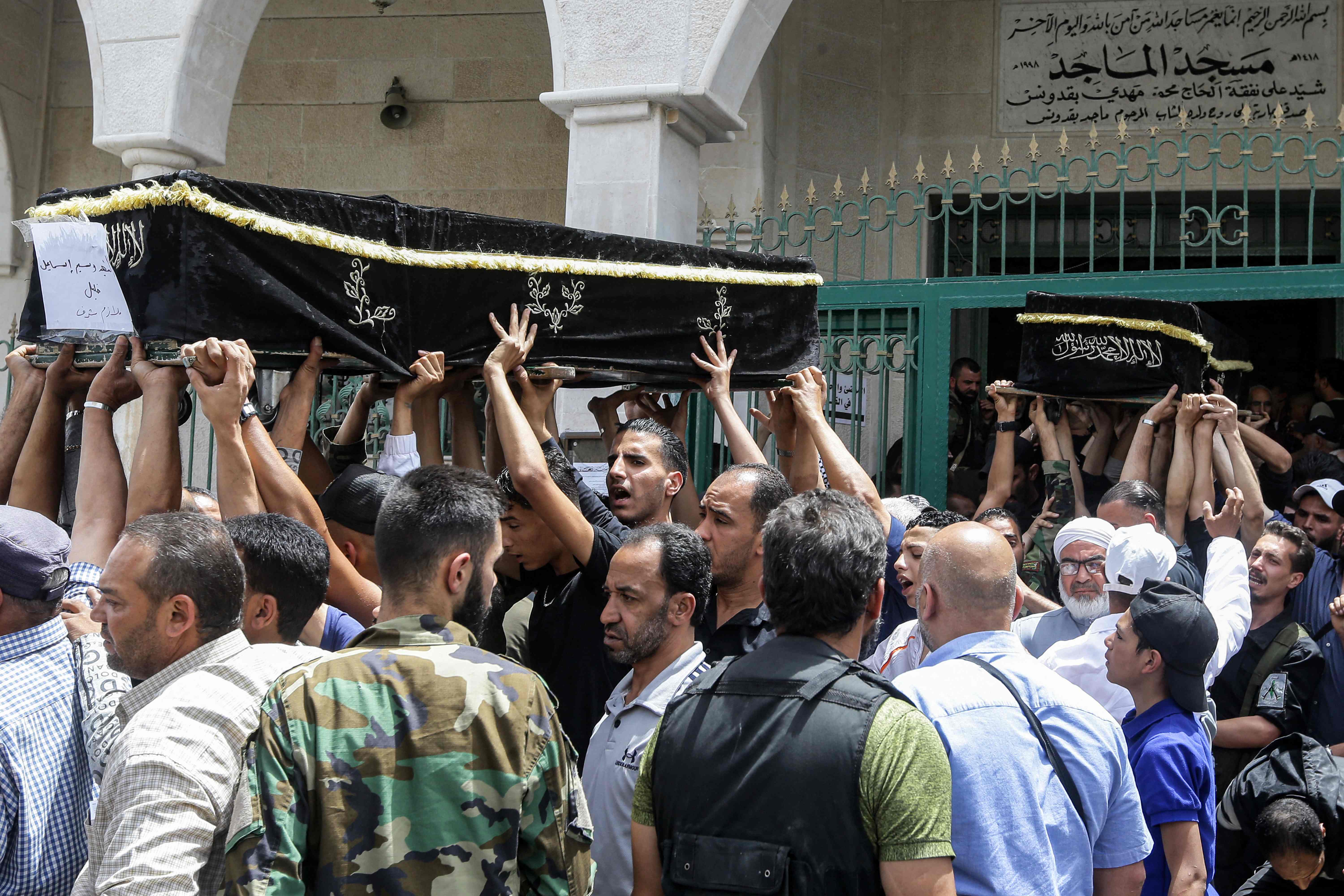 صور من مخيم اليرموك في سوريا لتشييع ضحايا انفجار وقع أمس في موقع تابع للجبهة الشعبية - القيادة العامة شرق لبنان .. تصوير: "الفرنسية"
