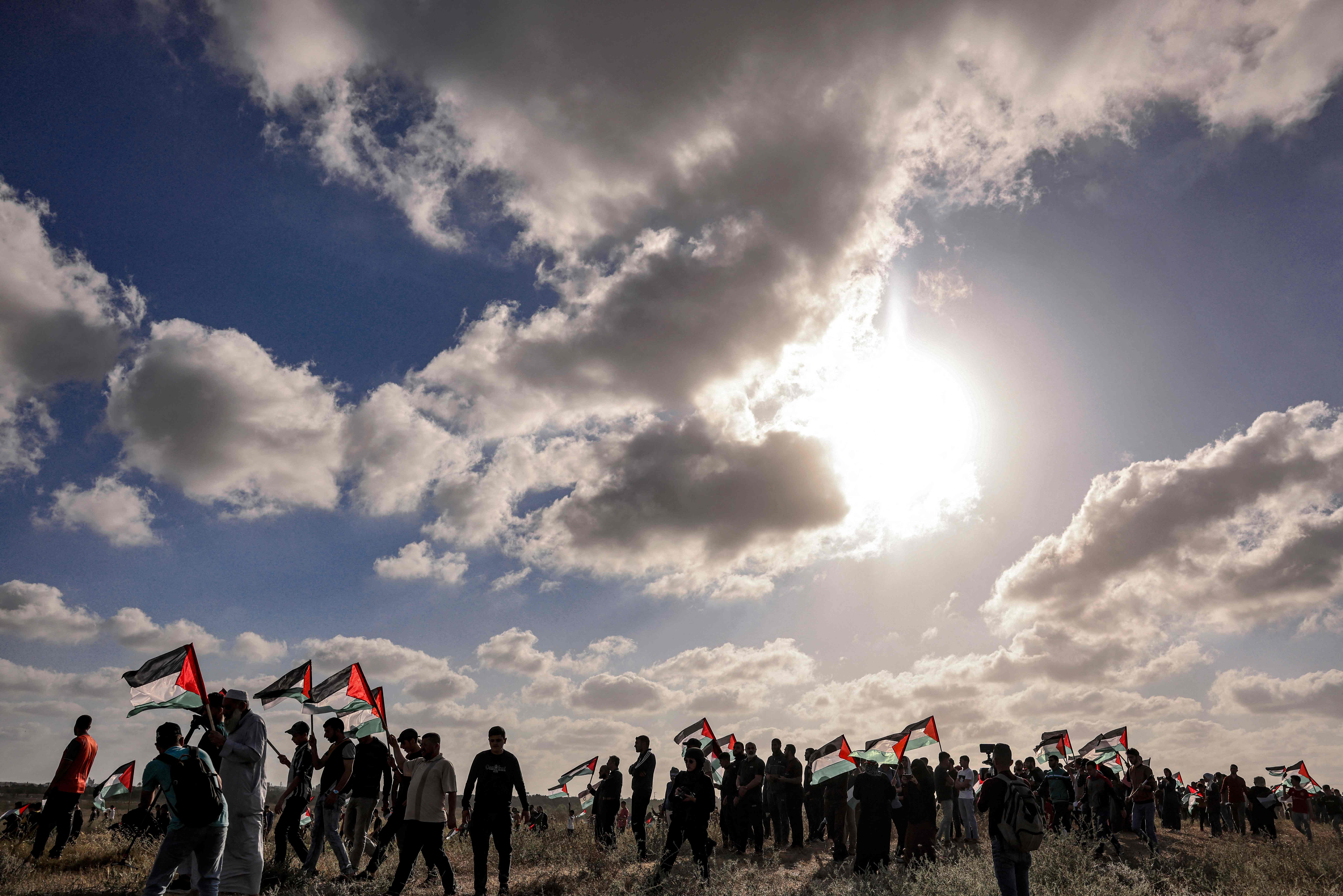 الاحتلال يقمع مسيرة رفع العلم الفلسطيني شرق غزة .. تصوير: "الفرنسية"