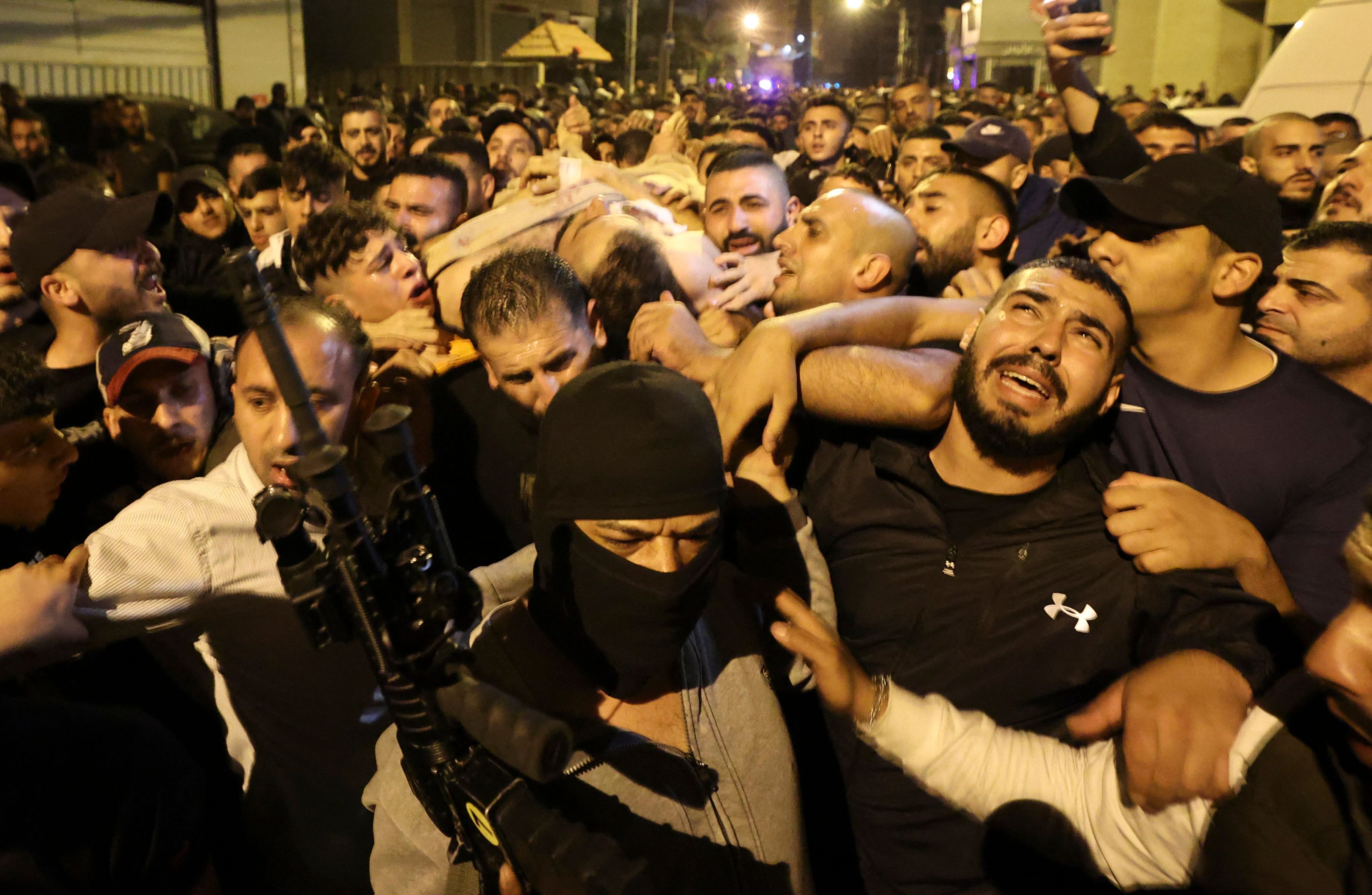 من وداع شهداء نابلس فجرًا .. تصوير: "الفرنسية"