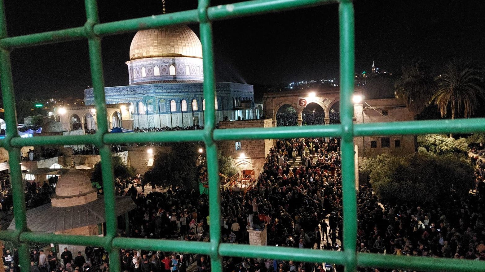 أكثر من ربع مليون فلسطيني يحيون ليلة القدس بالأقصى .. عدسة الزميل: أحمد الأطرش