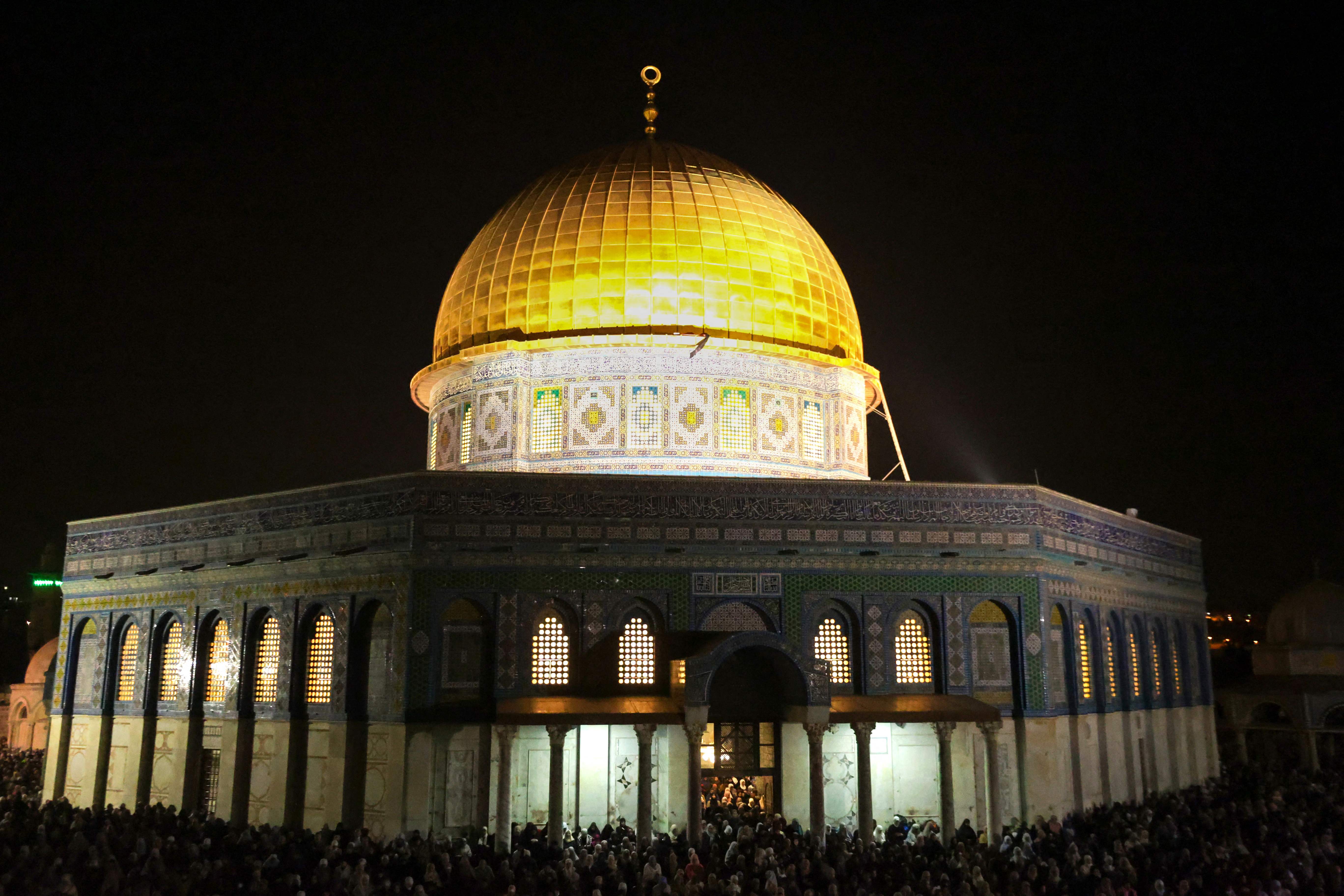 أكثر من ربع مليون فلسطيني يحيون ليلة القدس بالأقصى ..  تصوير: "الفرنسية"