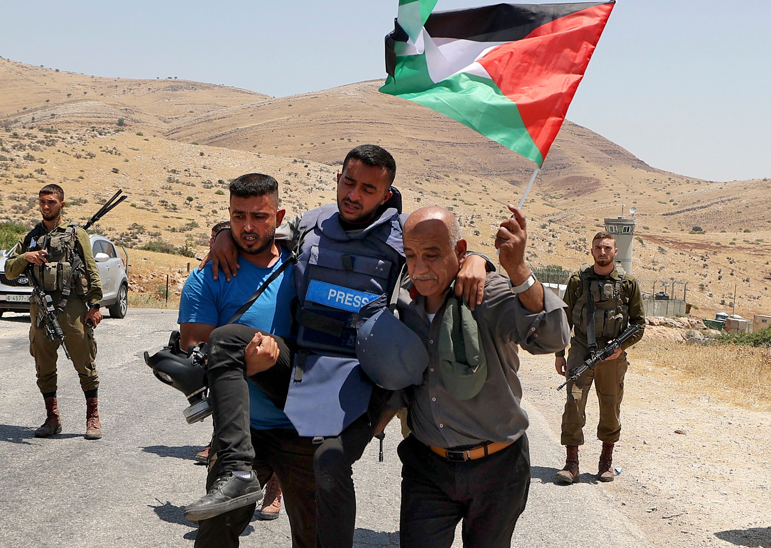 قوات الاحتلال تقمع المواطنين والصحفيين على حاجز تياسير شرق طوباس .. تصوير: "الفرنسية"
