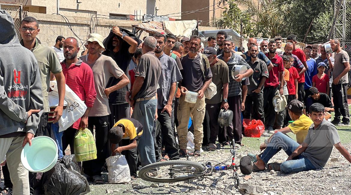 غزة: نازحون يتدافعون للحصول على طعام من تكية خيرية في مخيم النصيرات وسط قطاع غزة