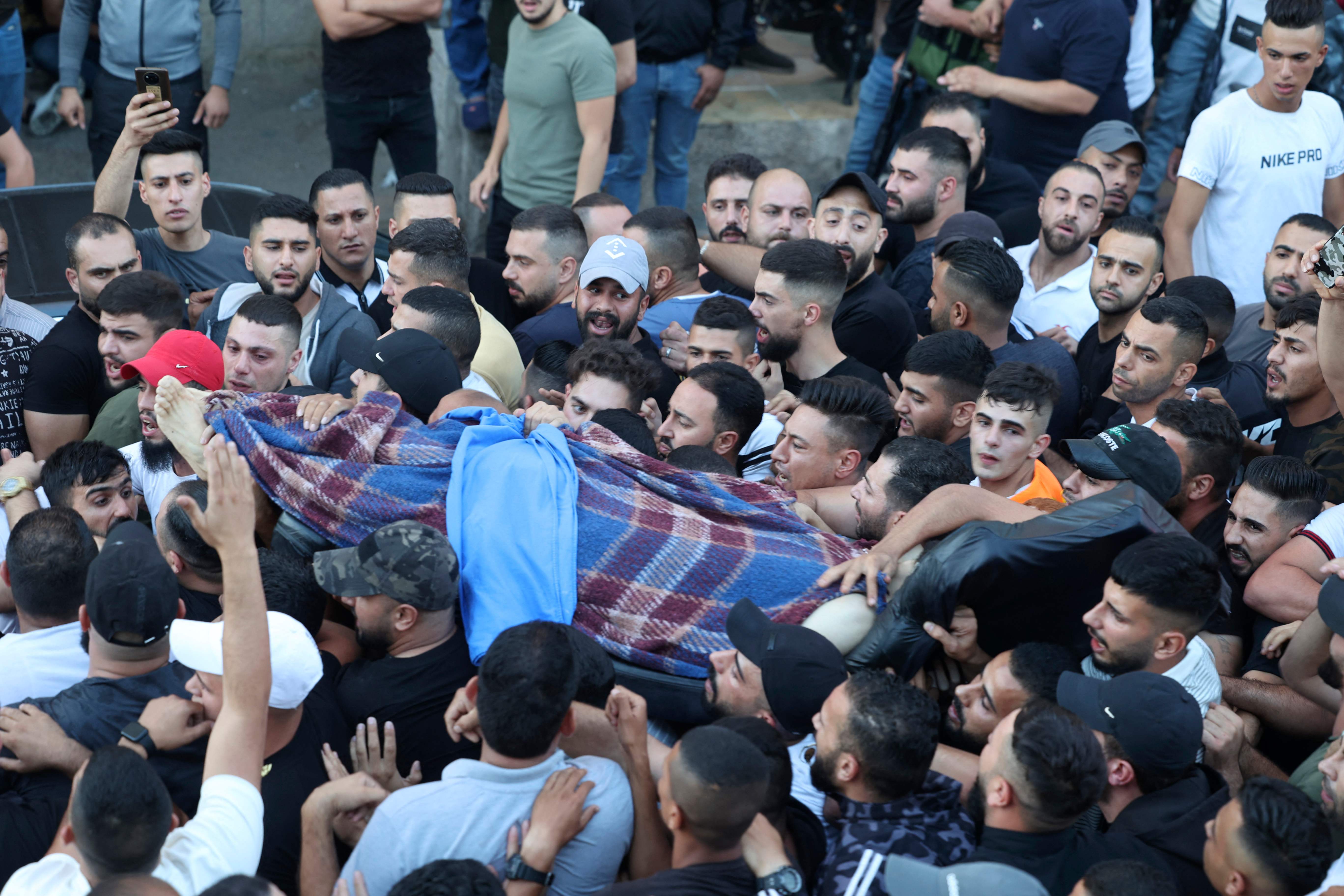 نابلس الغاضبة تودع شهيديها .. تصوير: "الفرنسية"