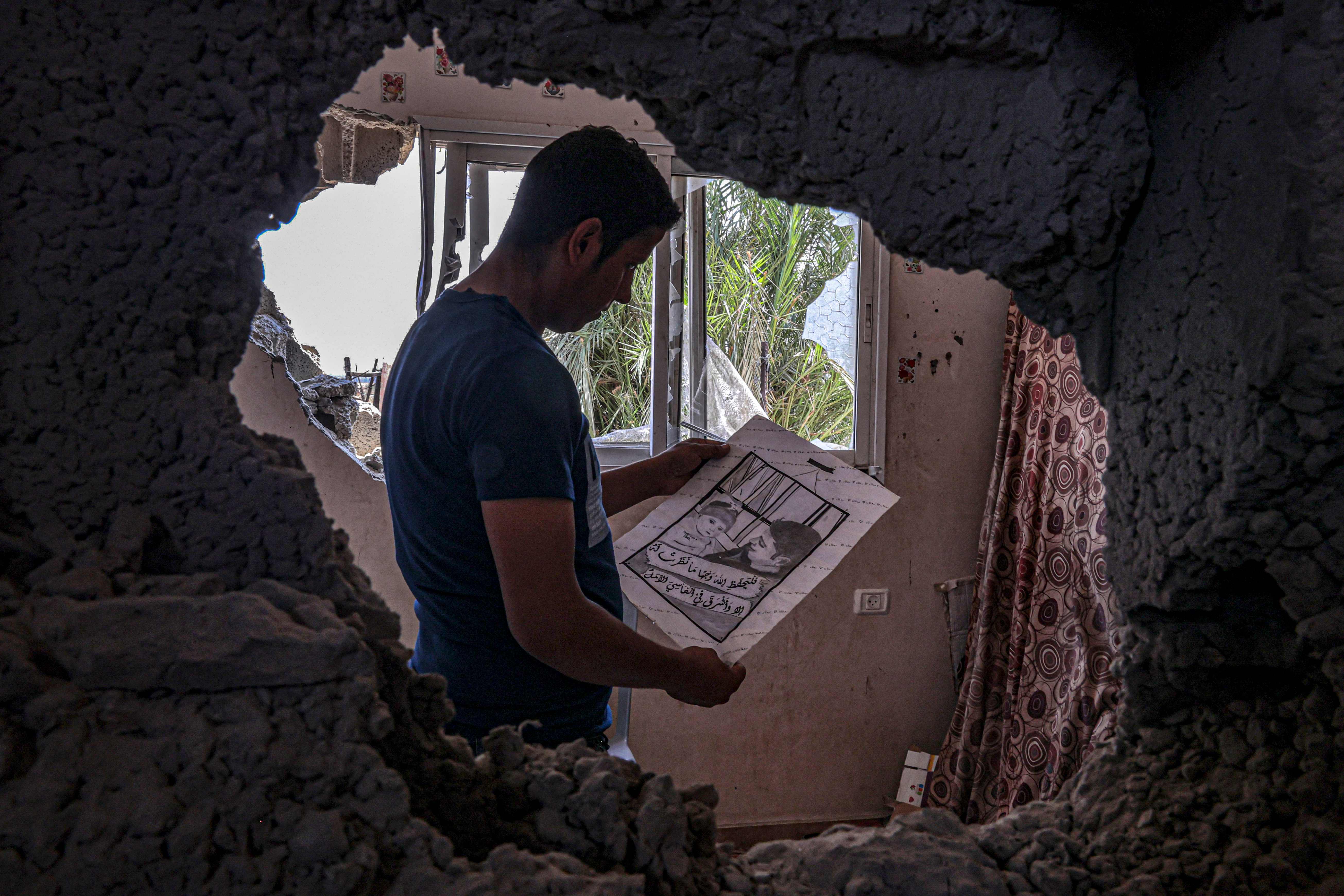 ما تبقى من رسومات  الشابة دنيانا العمور التي استشهدت في العدوان الأخير على غزة.. تصوير: "الفرنسية"