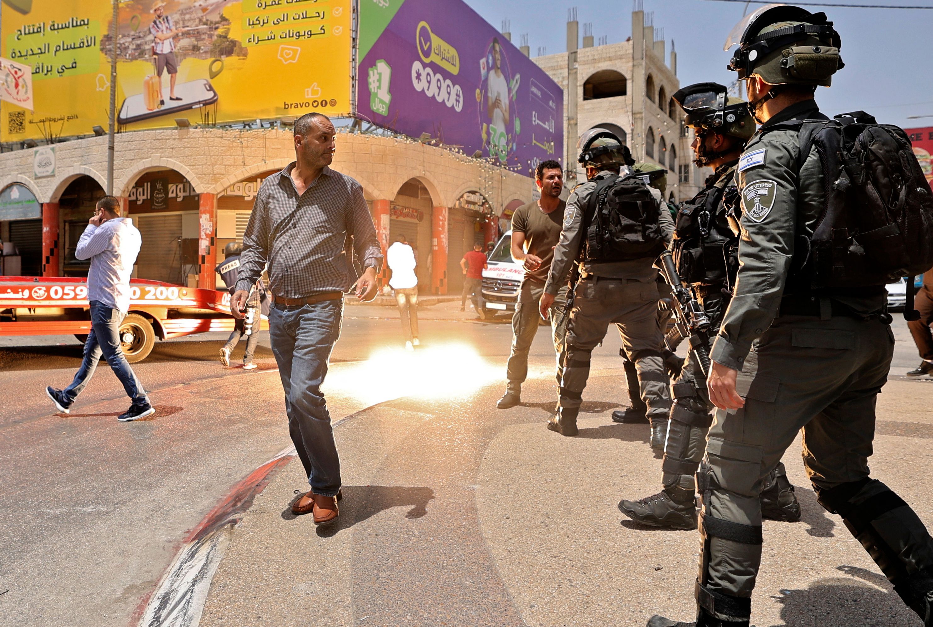  الاحتلال يهاجم المواطنين في حوارة لرفعهم العلم الفلسطيني .. تصوير: "الفرنسية" 