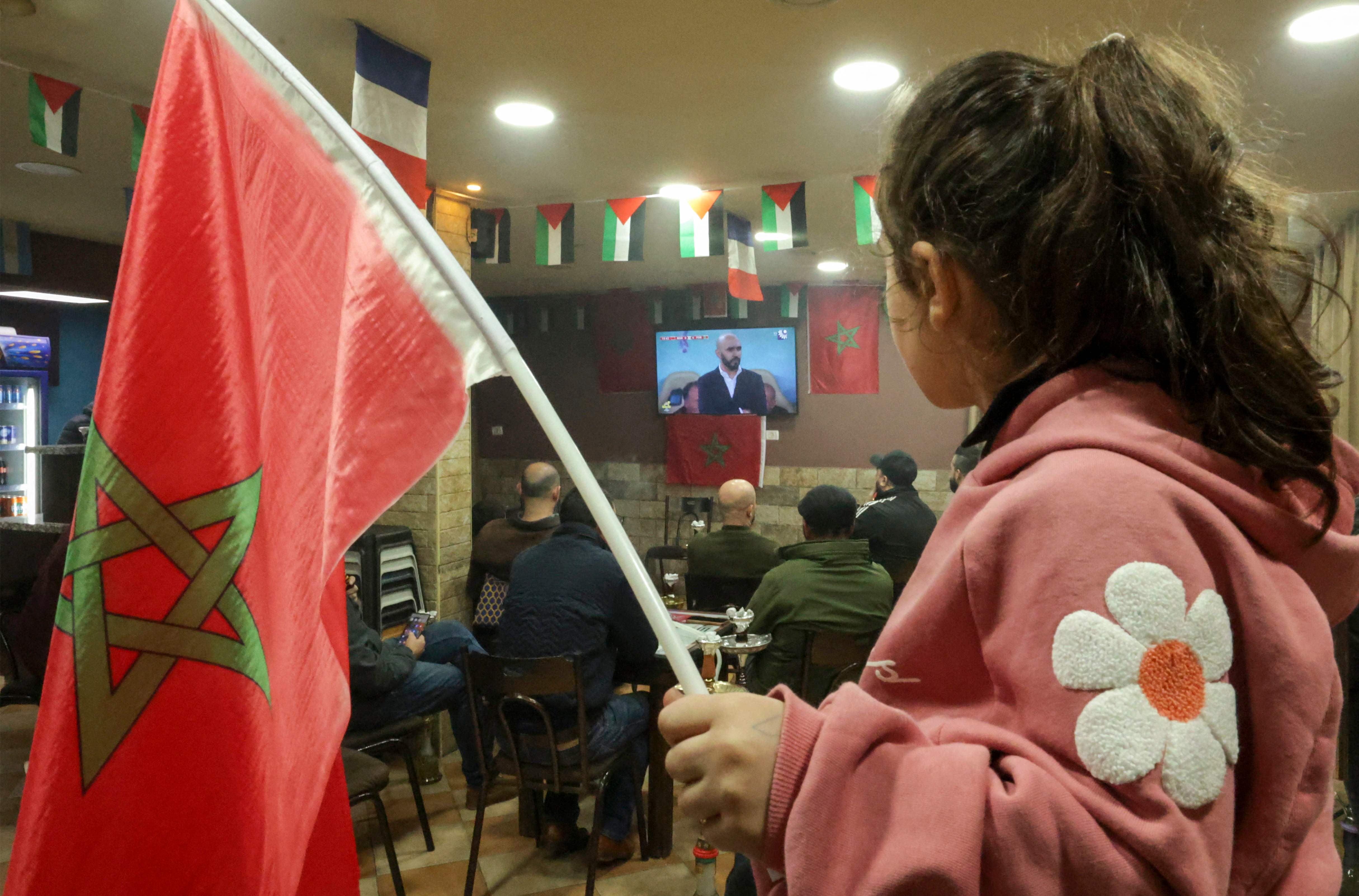 متابعة وفرحة الفلسطينيين لمباراة المنتخب المغربي .. تصوير: "الفرنسية"