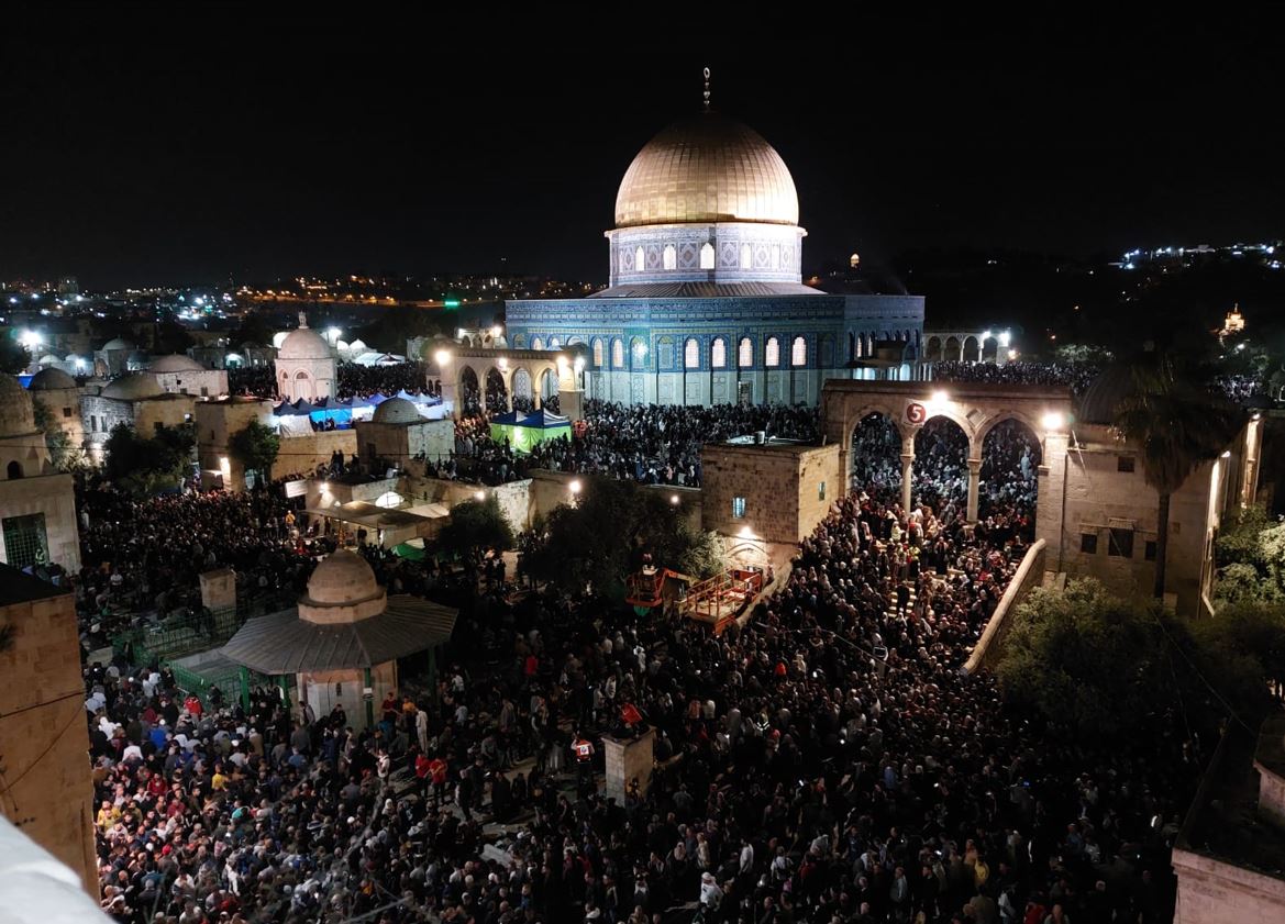 أكثر من ربع مليون فلسطيني يحيون ليلة القدس بالأقصى .. عدسة الزميل: أحمد الأطرش