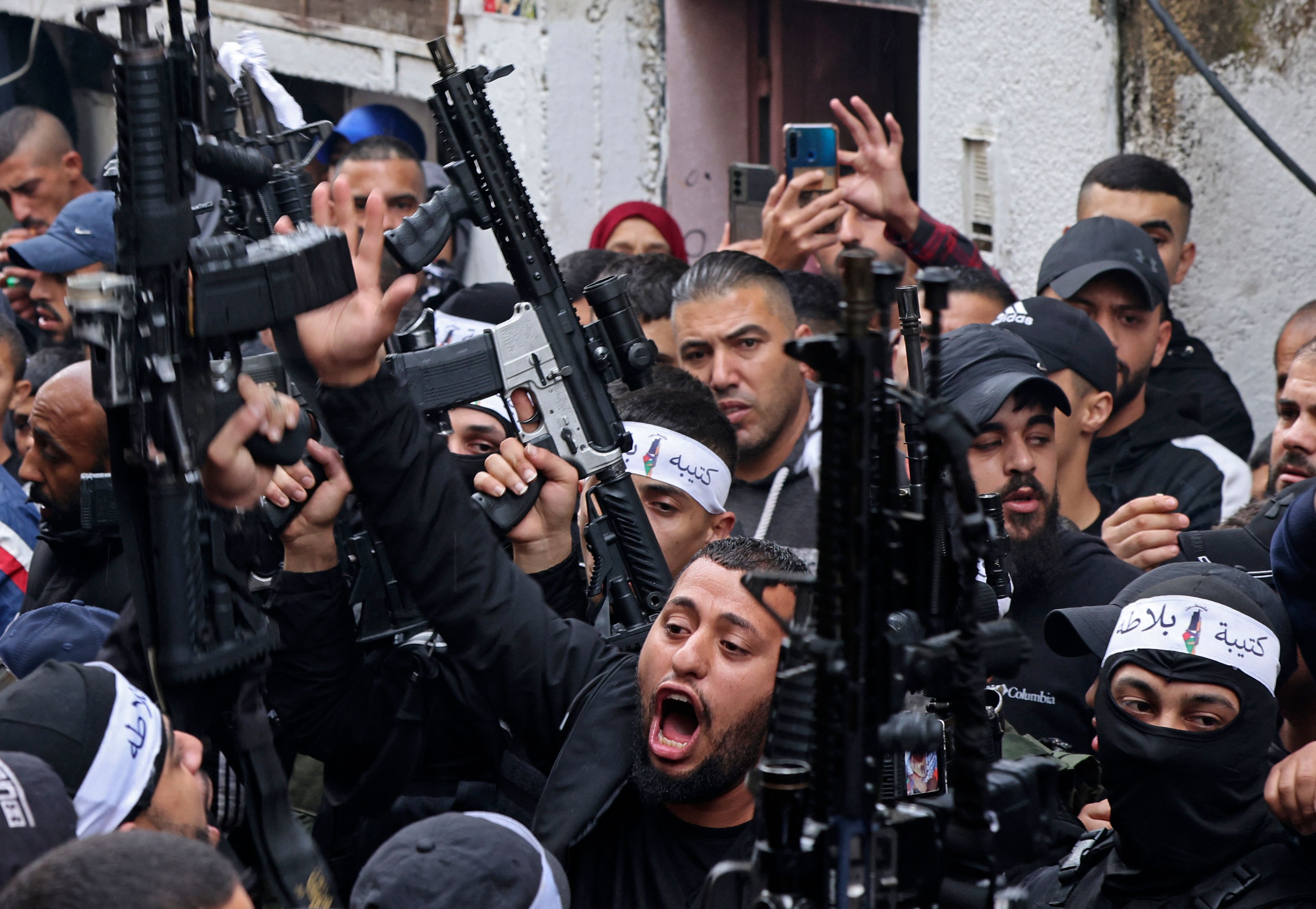 من تشييع الشهيد مهدي حشاش في مخيم بلاطة شرق نابلس .. تصوير: "الفرنسية"