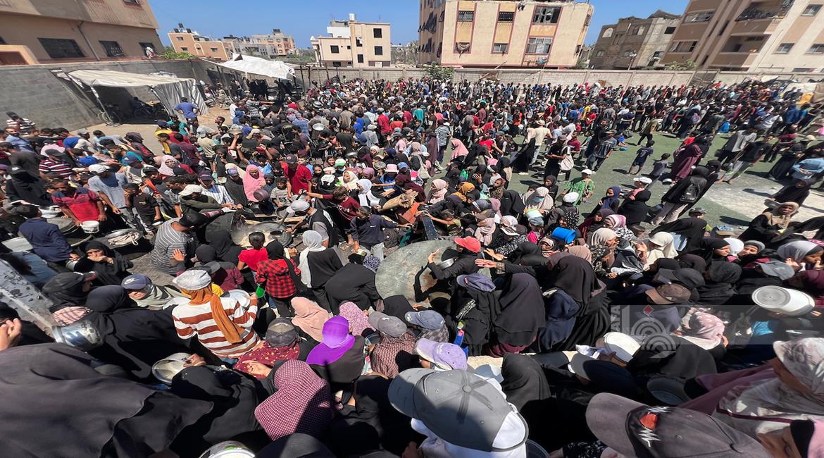 غزة: نازحون يتدافعون للحصول على طعام من تكية خيرية في مخيم النصيرات وسط قطاع غزة