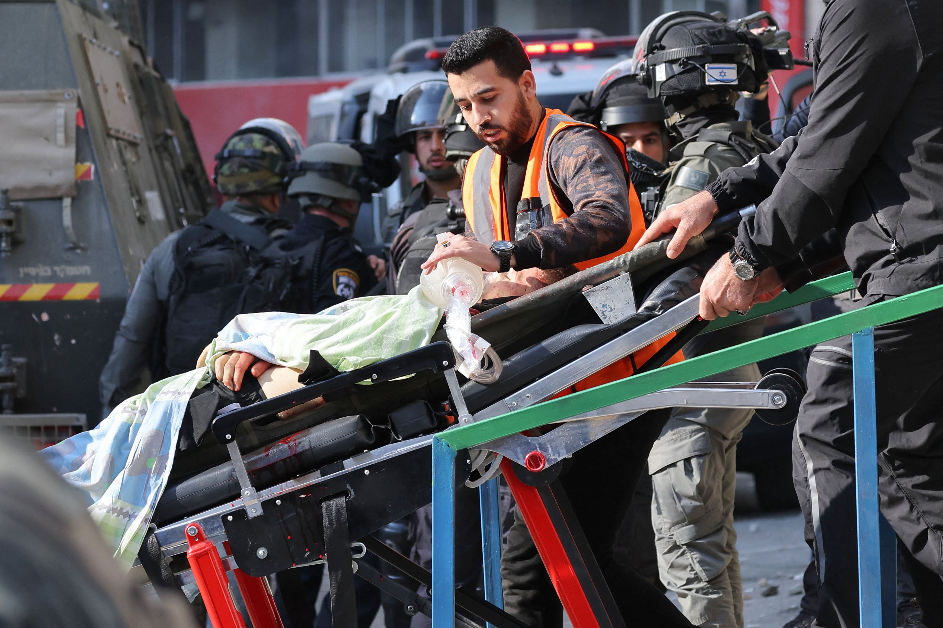 اقتحام الاحتلال لمخيم قلنديا ولحظة إصابة الفتى محمد علي الذي استشهد لاحقًا .. تصوير: "الفرنسية"