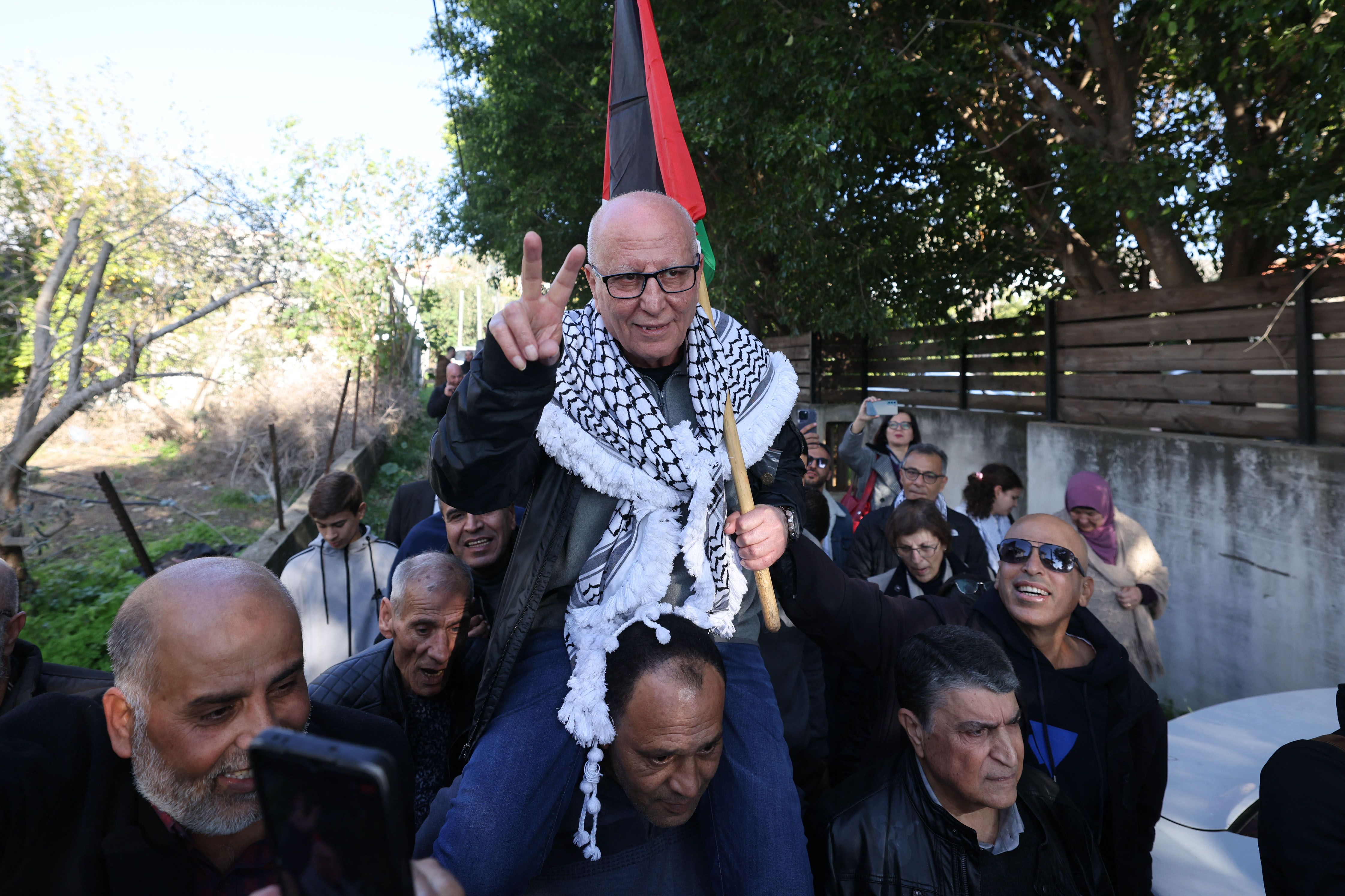 المناضل كريم يونس حرًا بعد 40 عامًا من الاعتقال في سجون الاحتلال .. تصوير: "الفرنسية"
