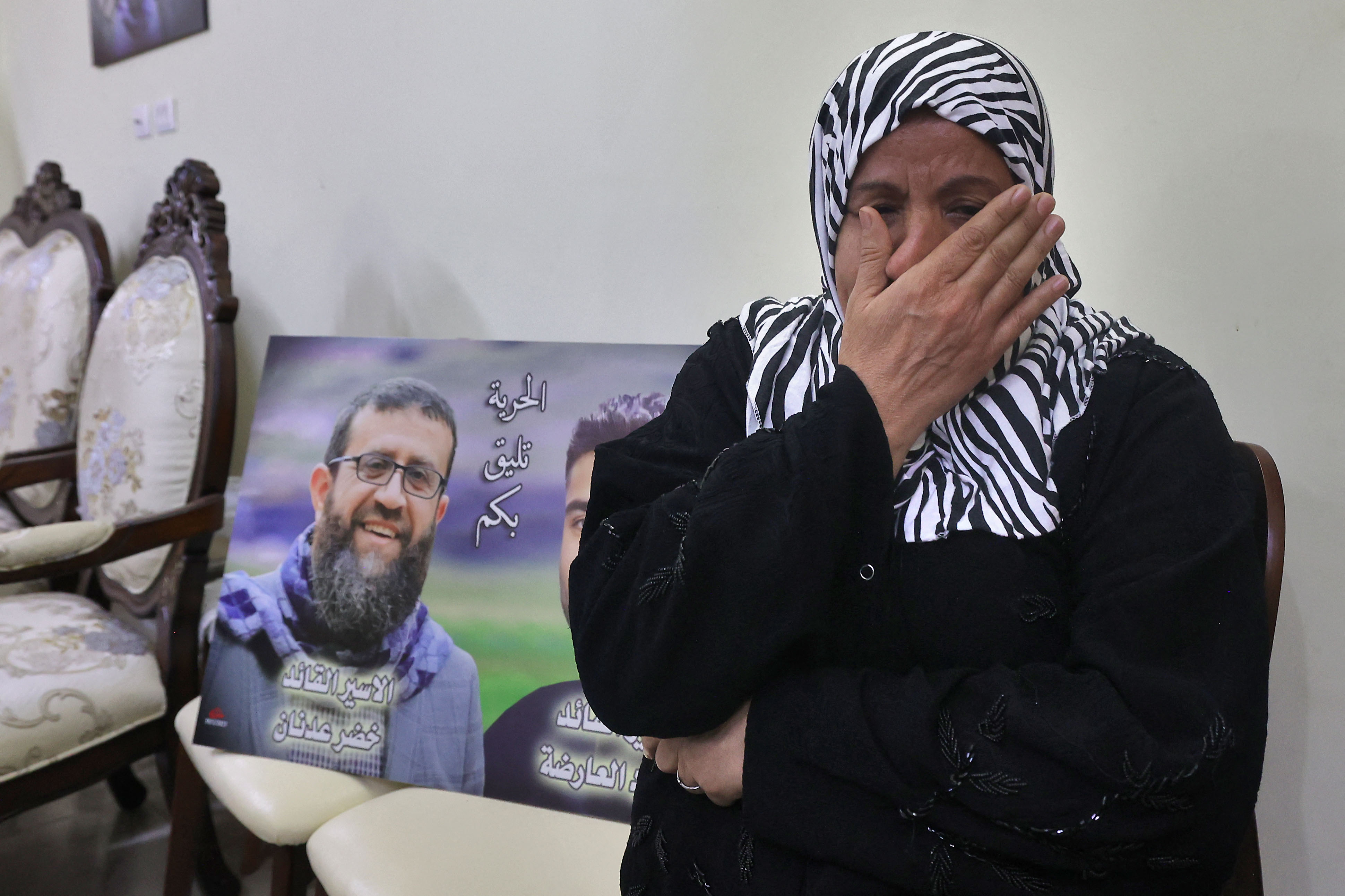 من منزل الشيخ خضر عدنان بعد الإعلان عن استشهاده في سجون الاحتلال .. تصوير: "الفرنسية"