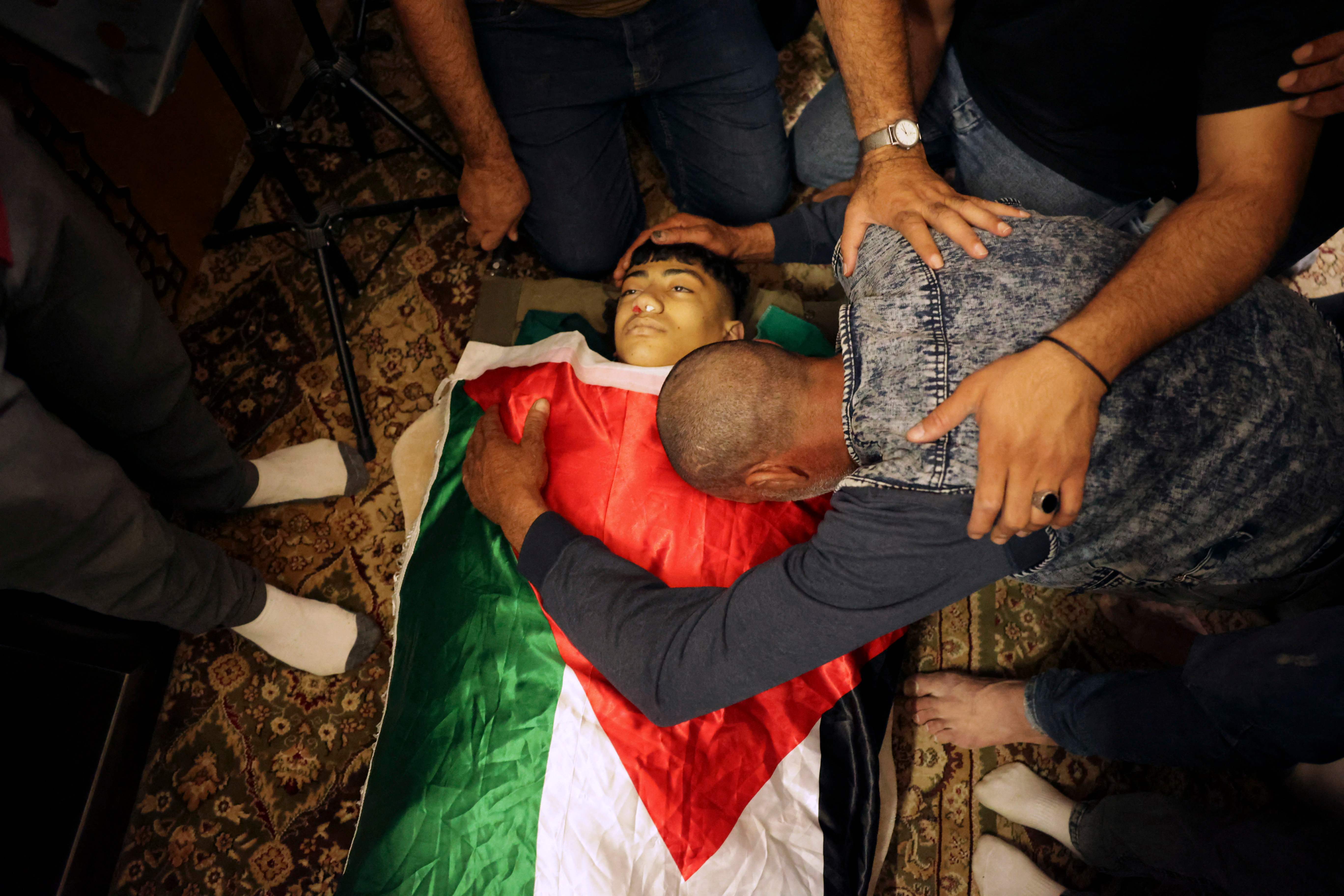 وداع مؤثر للشهيد الفتى مؤمن جابر في الخليل .. تصوير: "الفرنسية"