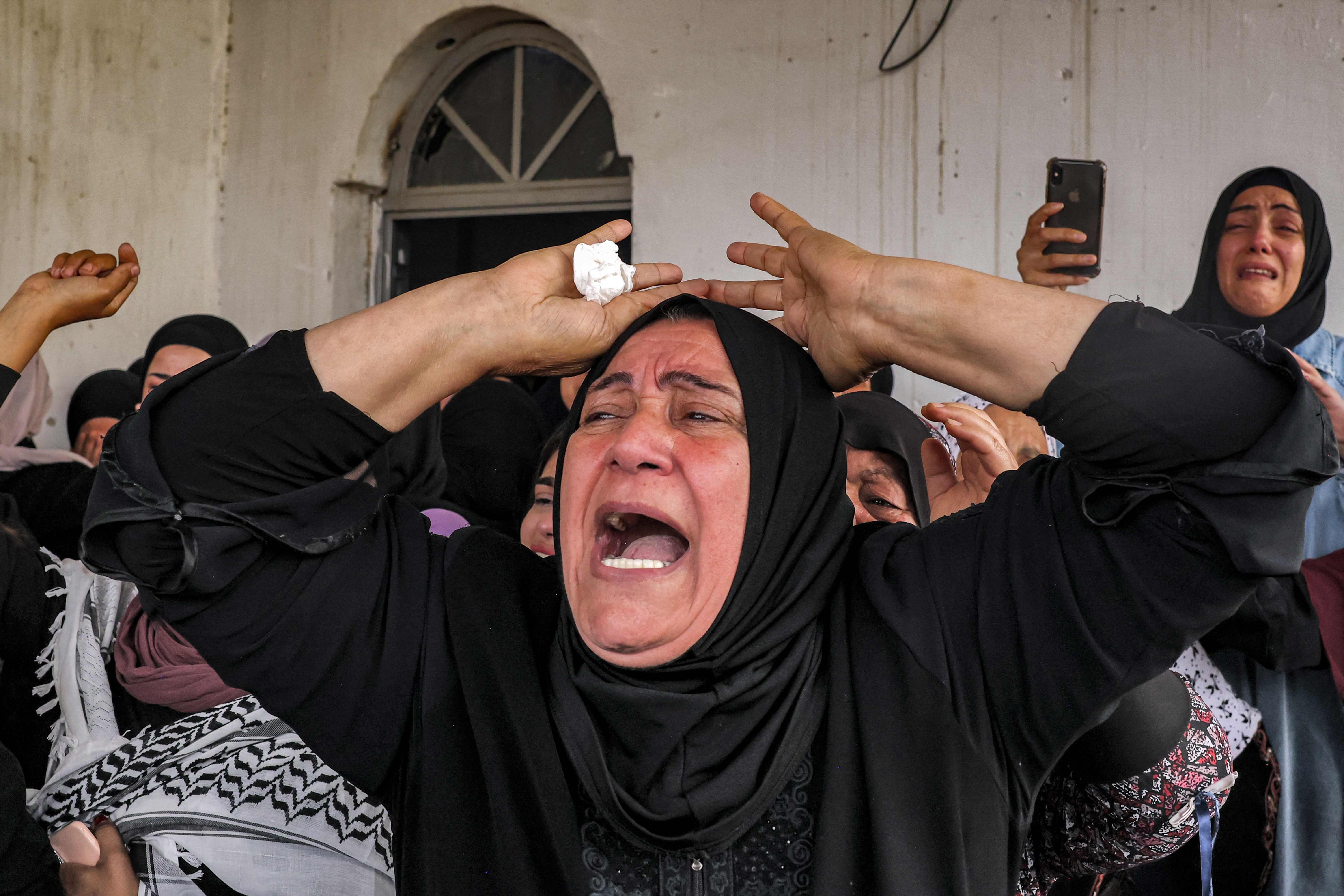 لحظات مؤثرة من تشييع الشهيد الطفل محمد بلهان في مخيم عقبة جبر بأريحا .. تصوير: "الفرنسية"