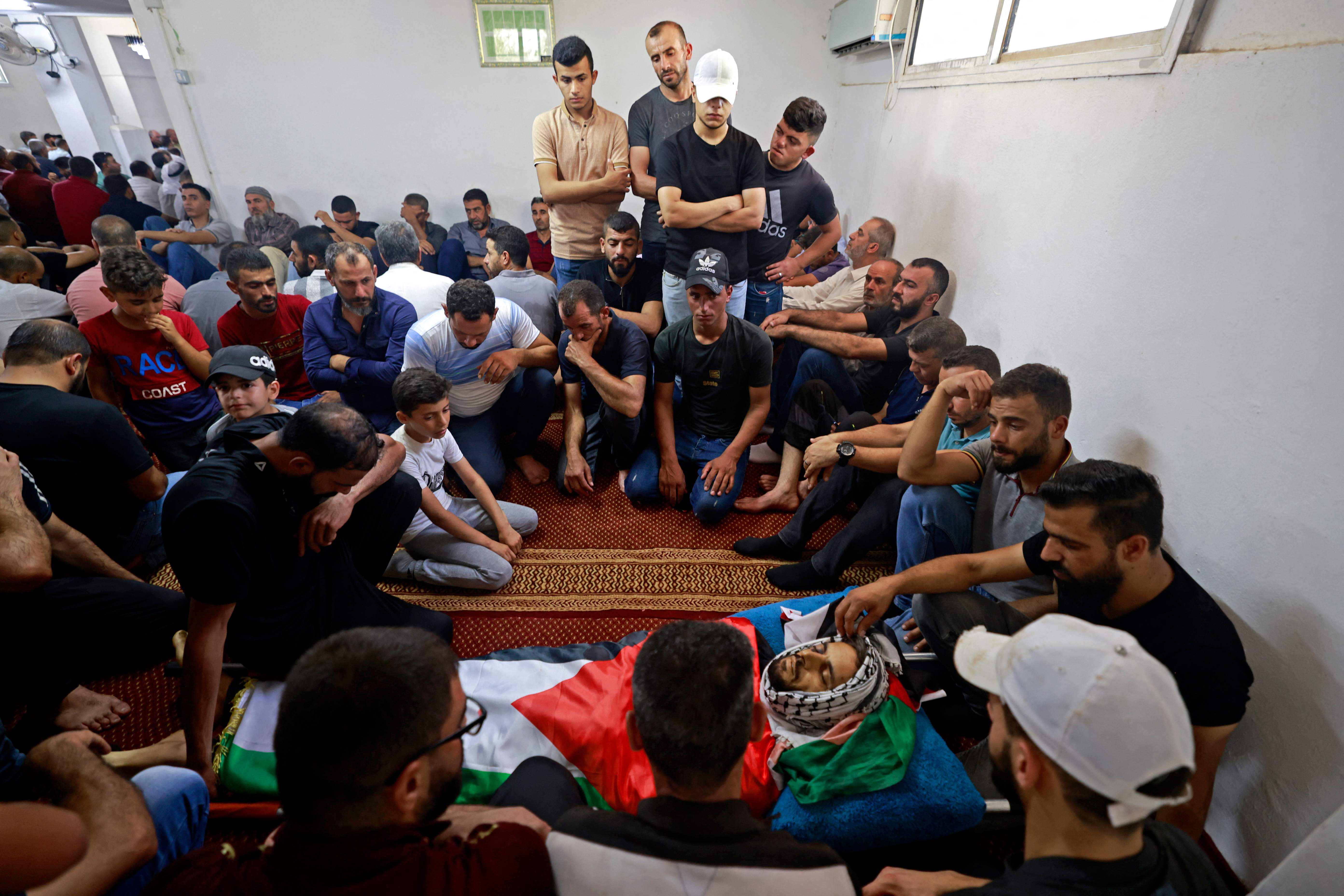 من اشييع الشهيد عبد الرحيم غنام في طوباس .. تصوير: "الفرنسية"
