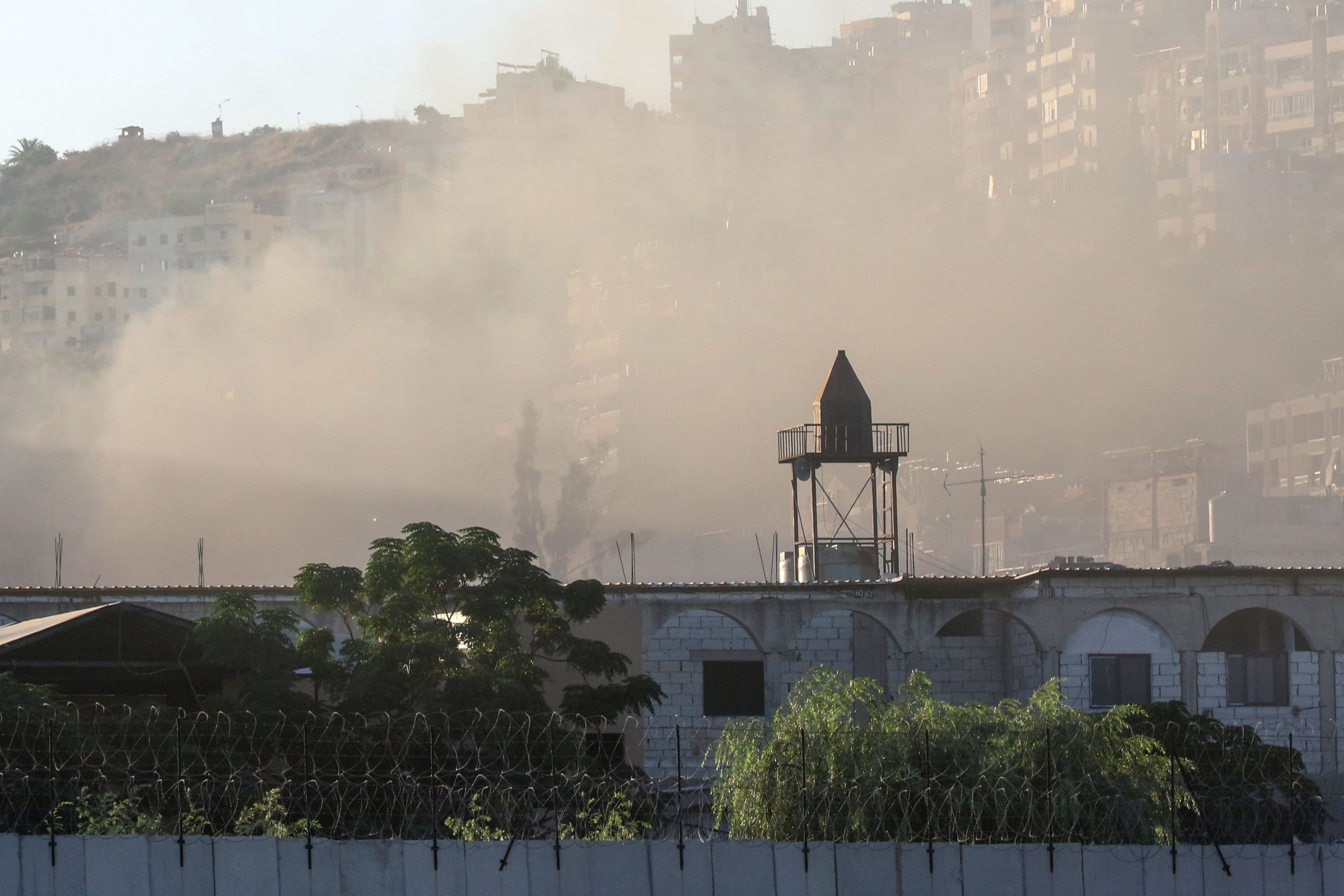 اشتباكات ونزوح عائلات من مخيم عين الحلوة جنوب لبنان .. تصوير: "الفرنسية"