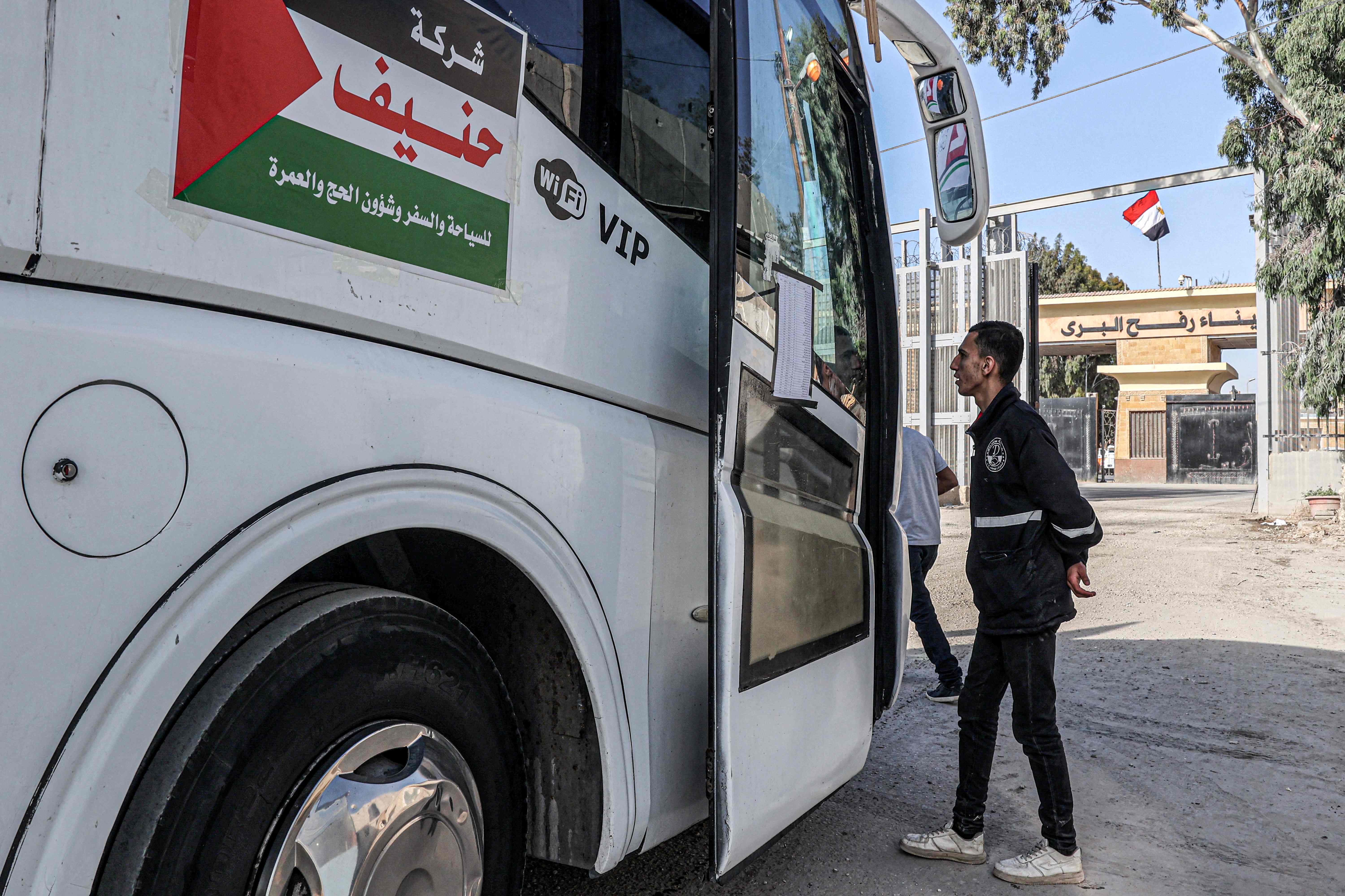 من سفر حجاج قطاع غزة عبر معبر رفح البري إلى الديار الحجازية .. تصوير: "الفرنسية"